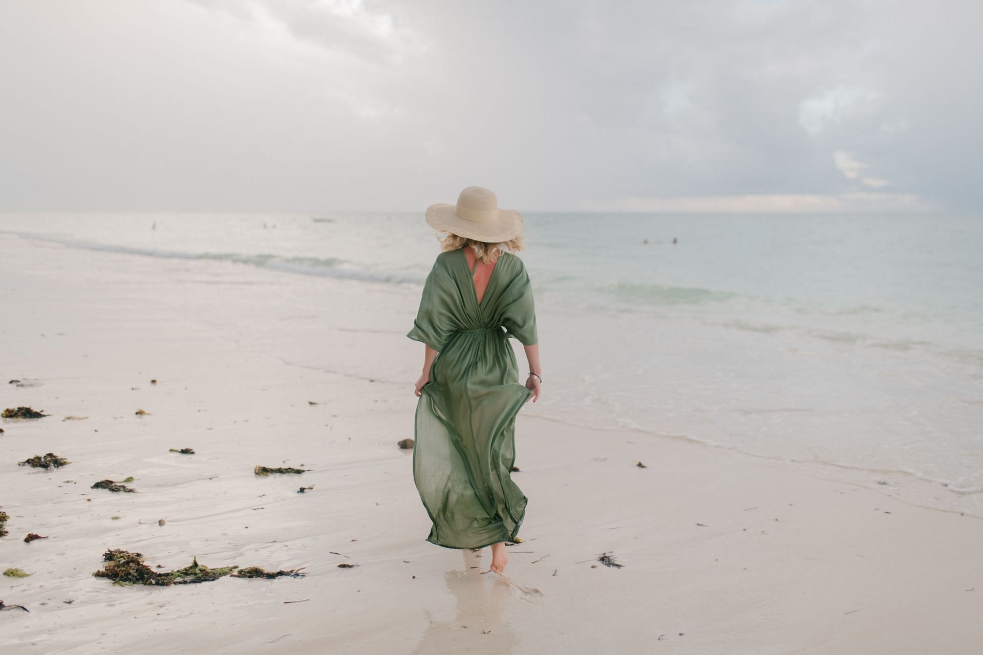 Effective tips to better your next beach walking experience. (Image via Pexels / Julia Volk)