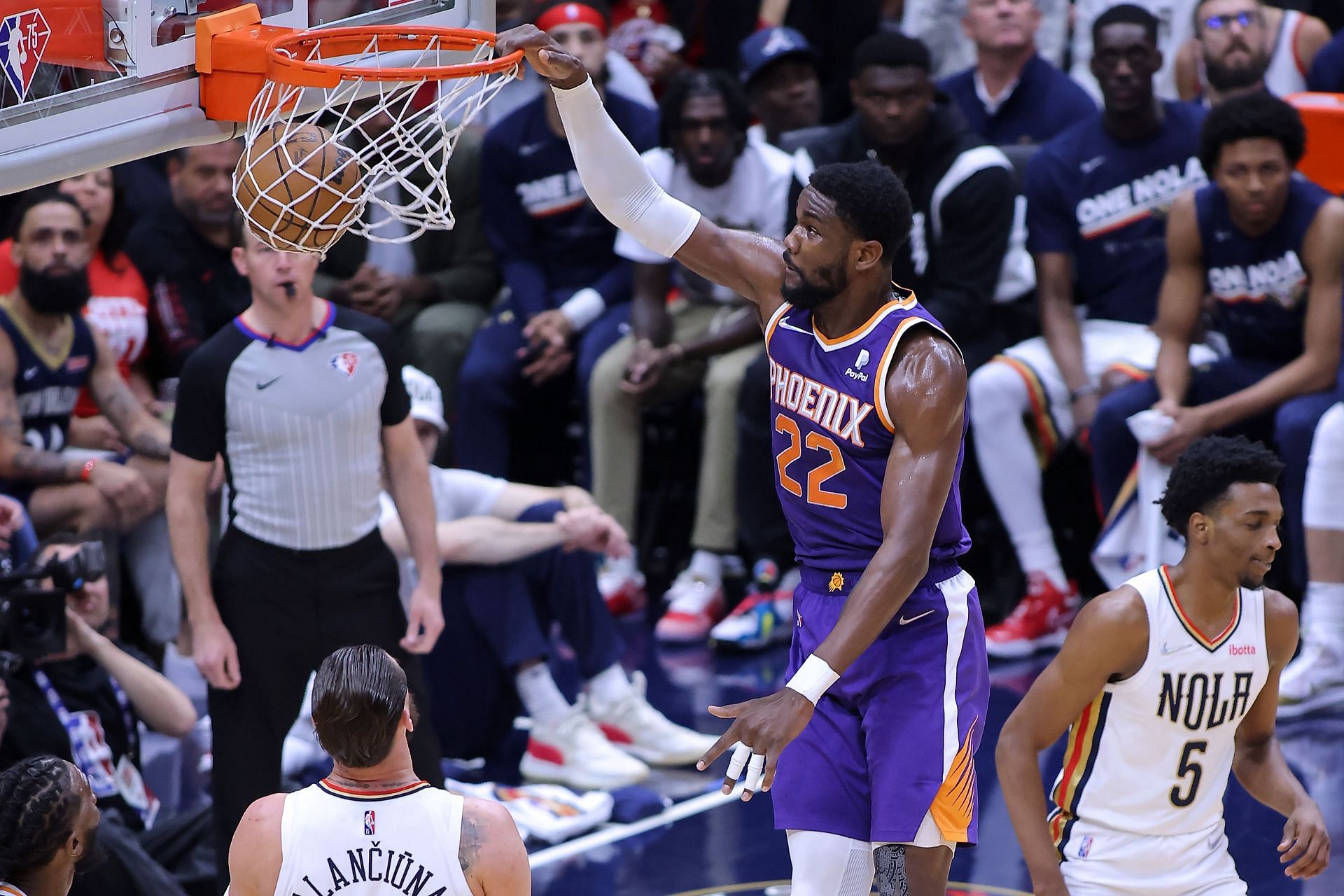 Ayton in action for the Phoenix Suns versus the New Orleans Pelicans - Game 4