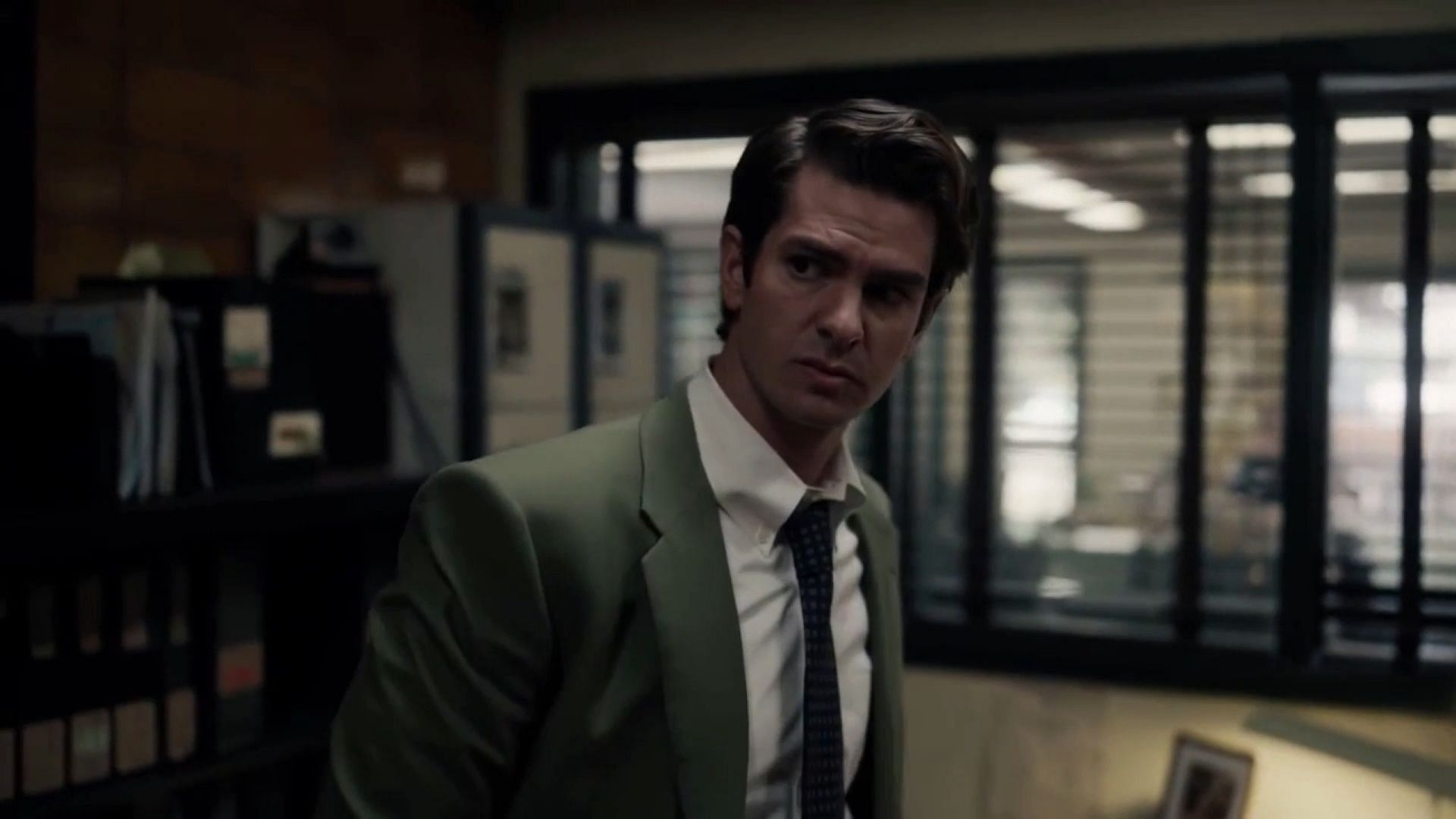 Andrew Garfield as Detective Jeb Pyre (Image via FX on Hulu)