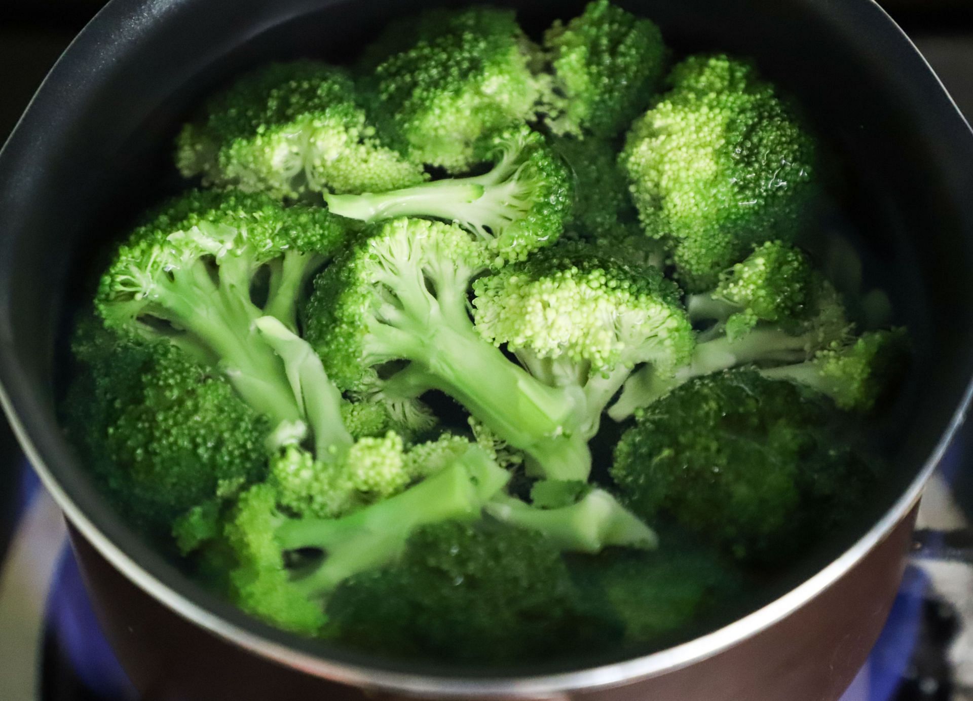 Broccoli contains wide variety of anti-oxidants. (Image via Pexels / Cats coming)