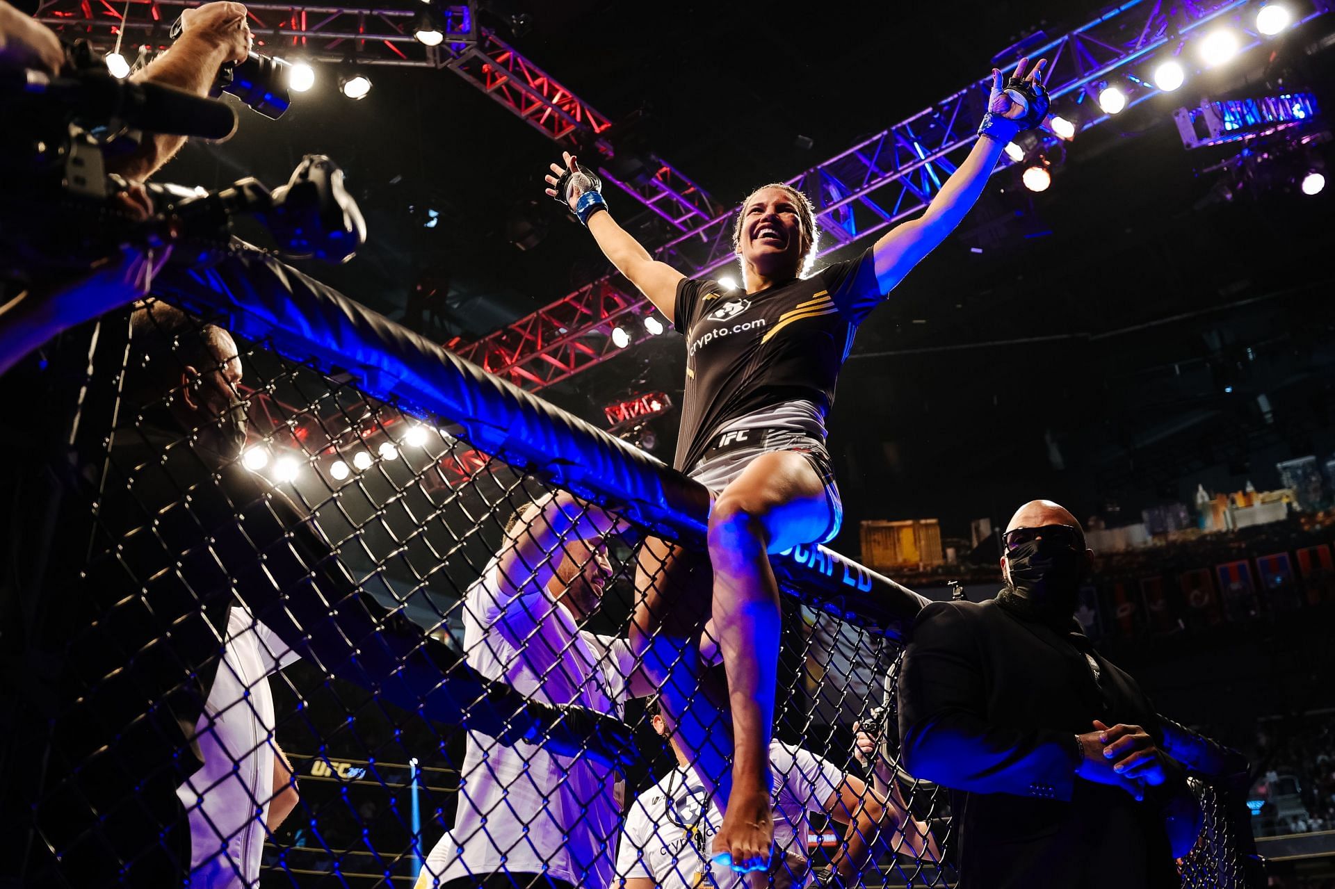 UFC 269: Amanda Nunes v Julianna Pena, Julianna Pena (centre)