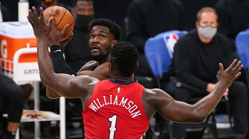 Deandre Ayton and Zion Williamson in action.