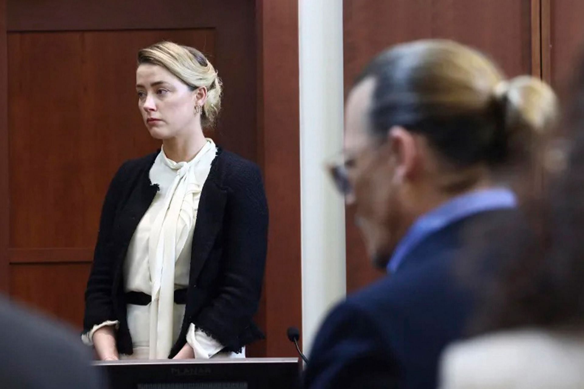 Amber Heard and Johnny Depp in court (Image via Jim Lo Scalzo/AFP/Getty Images)