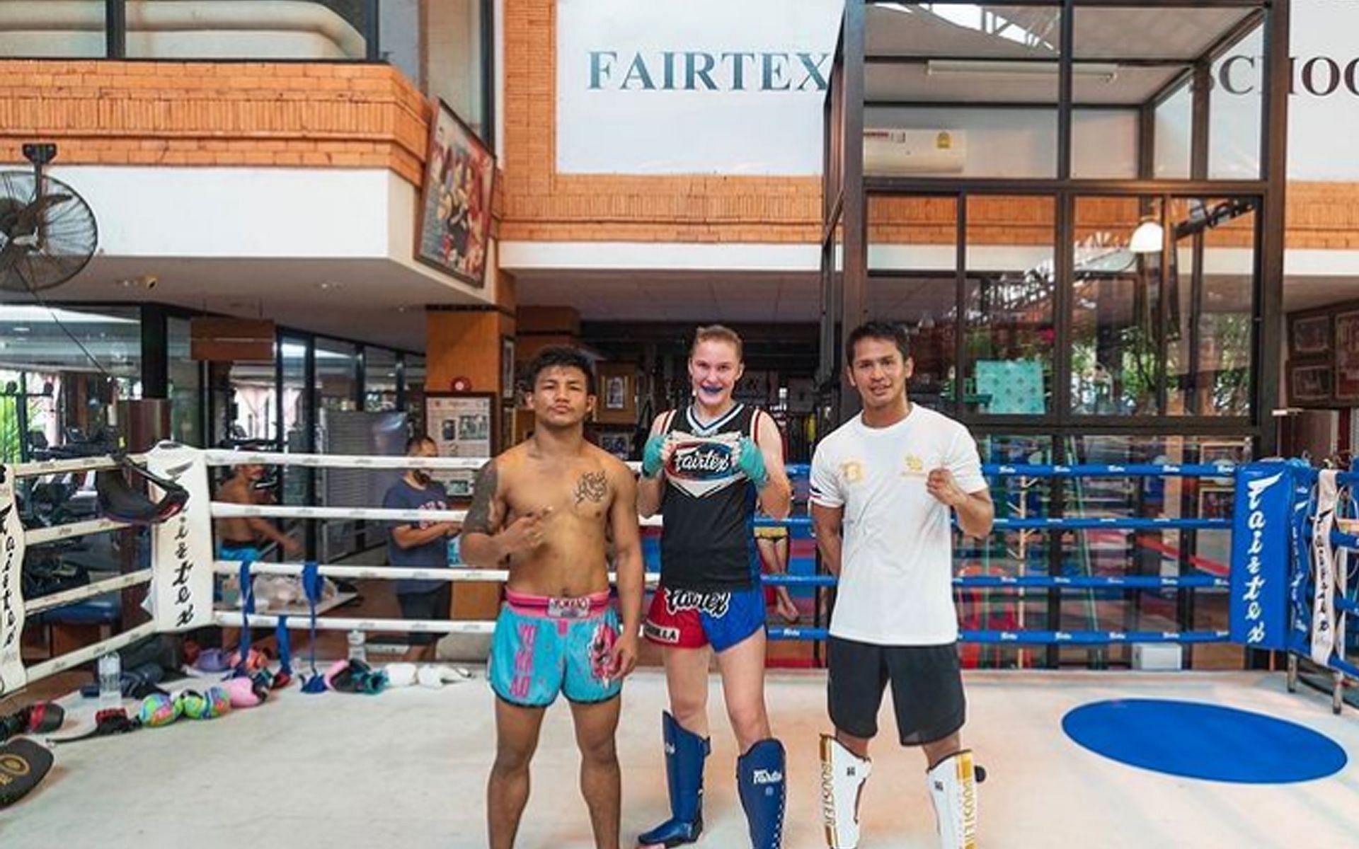 Rodtang Jitmuangnon (L), Smilla Sundell (C), and Superbon (R) came together at Fairtex Gym. | [Photo: @rodtang_jitmuangnon on Instagram]
