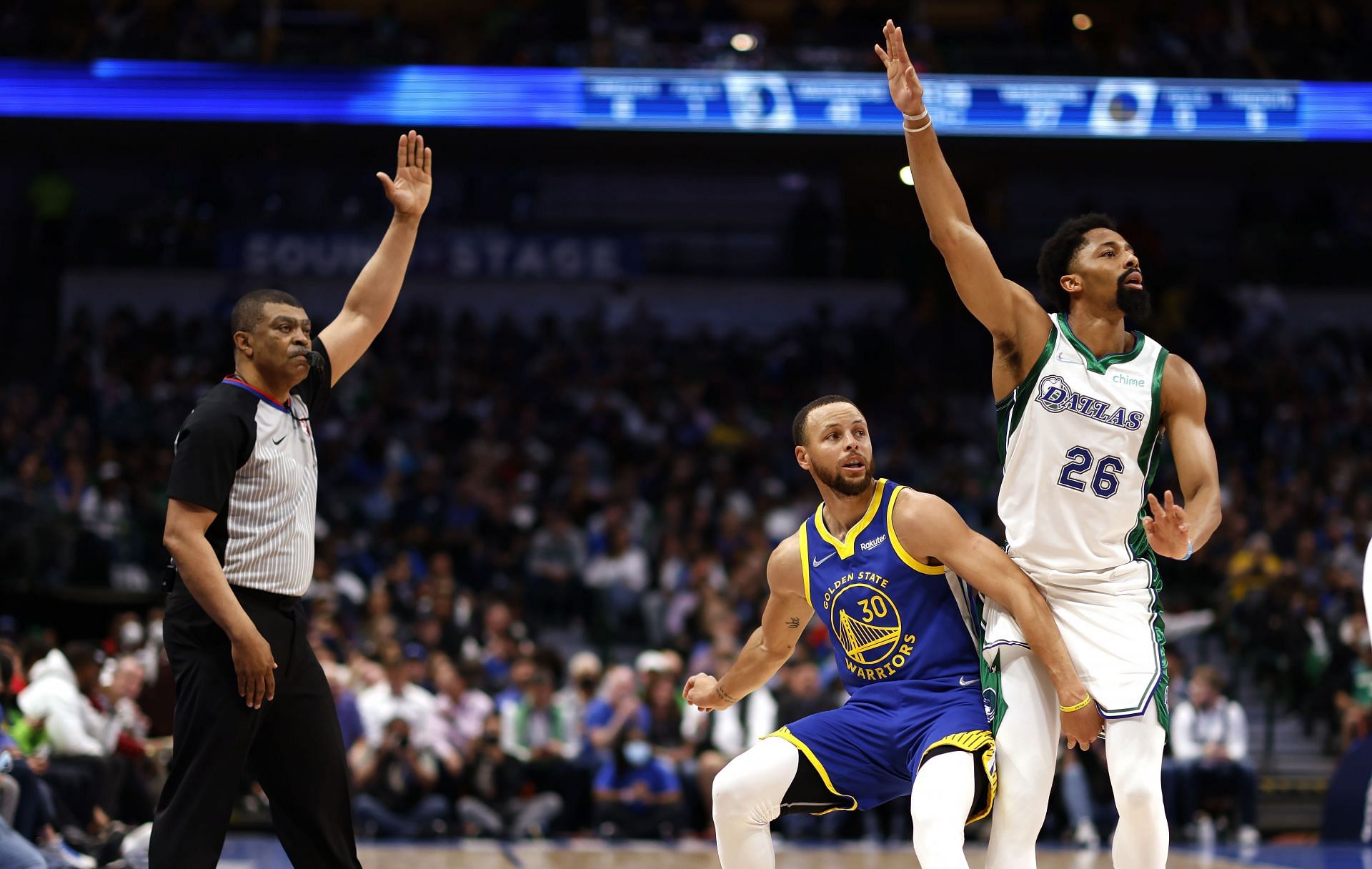 Golden State&#039;s Steph Curry hits a 3-pointer against Dallas Mavericks&#039; Spencer Dinwiddie