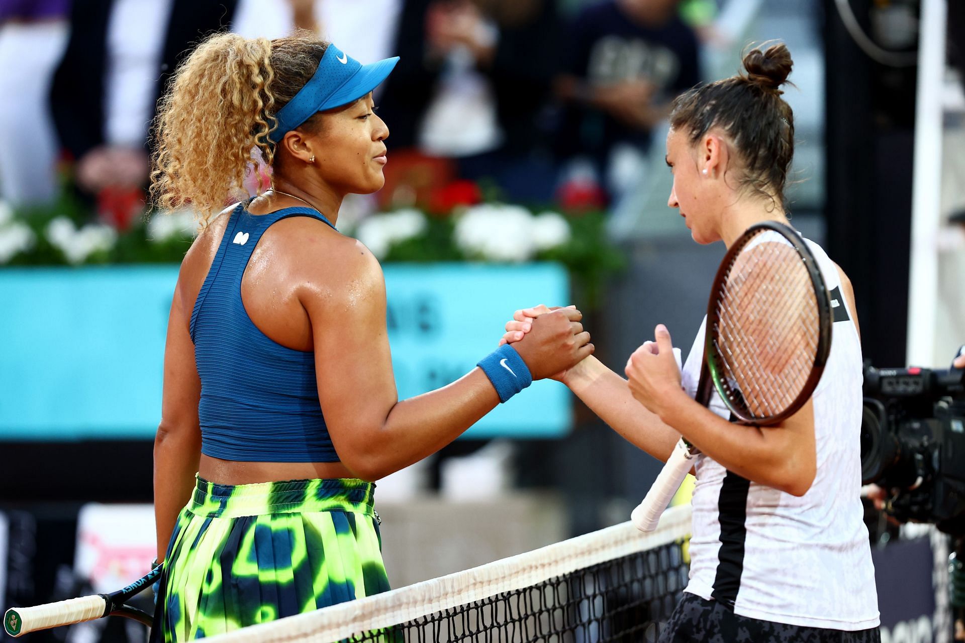 Naomi Osaka (L) and Sara Sorribes Tormo at the 2022 Mutua Madrid Open.