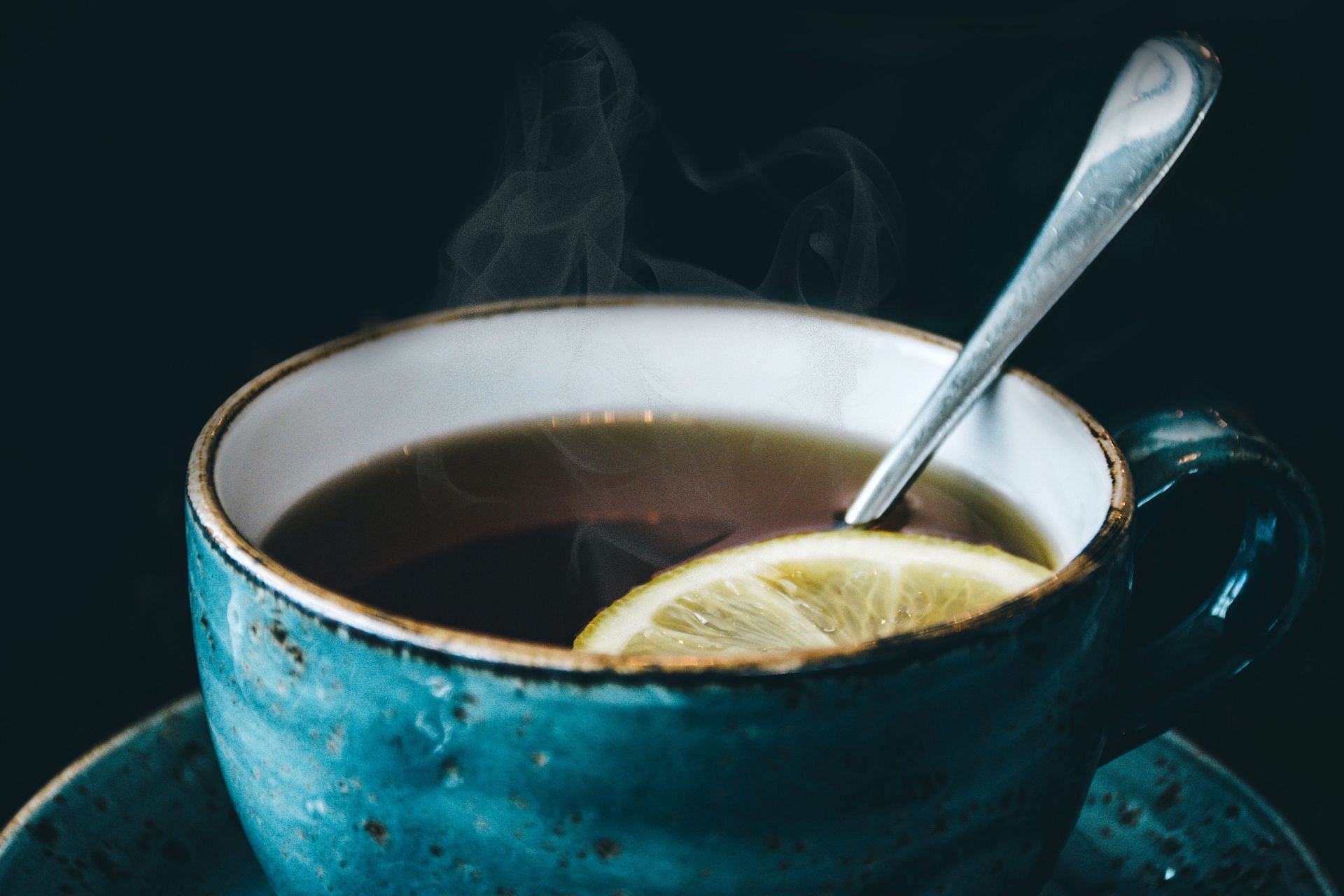 Slippery elm tea with lemon is an ancient medicine. (Image via Pexels / Lisa Fotios)