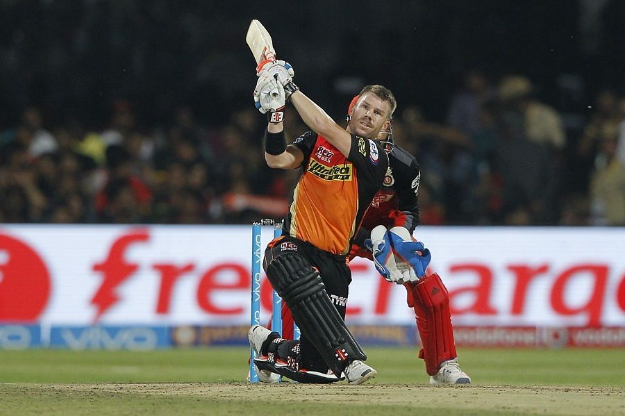 रॉयल चैलेंजर्स बैंगलोर के खिलाफ बल्लेबाजी के दौरान डेविड वॉर्नर