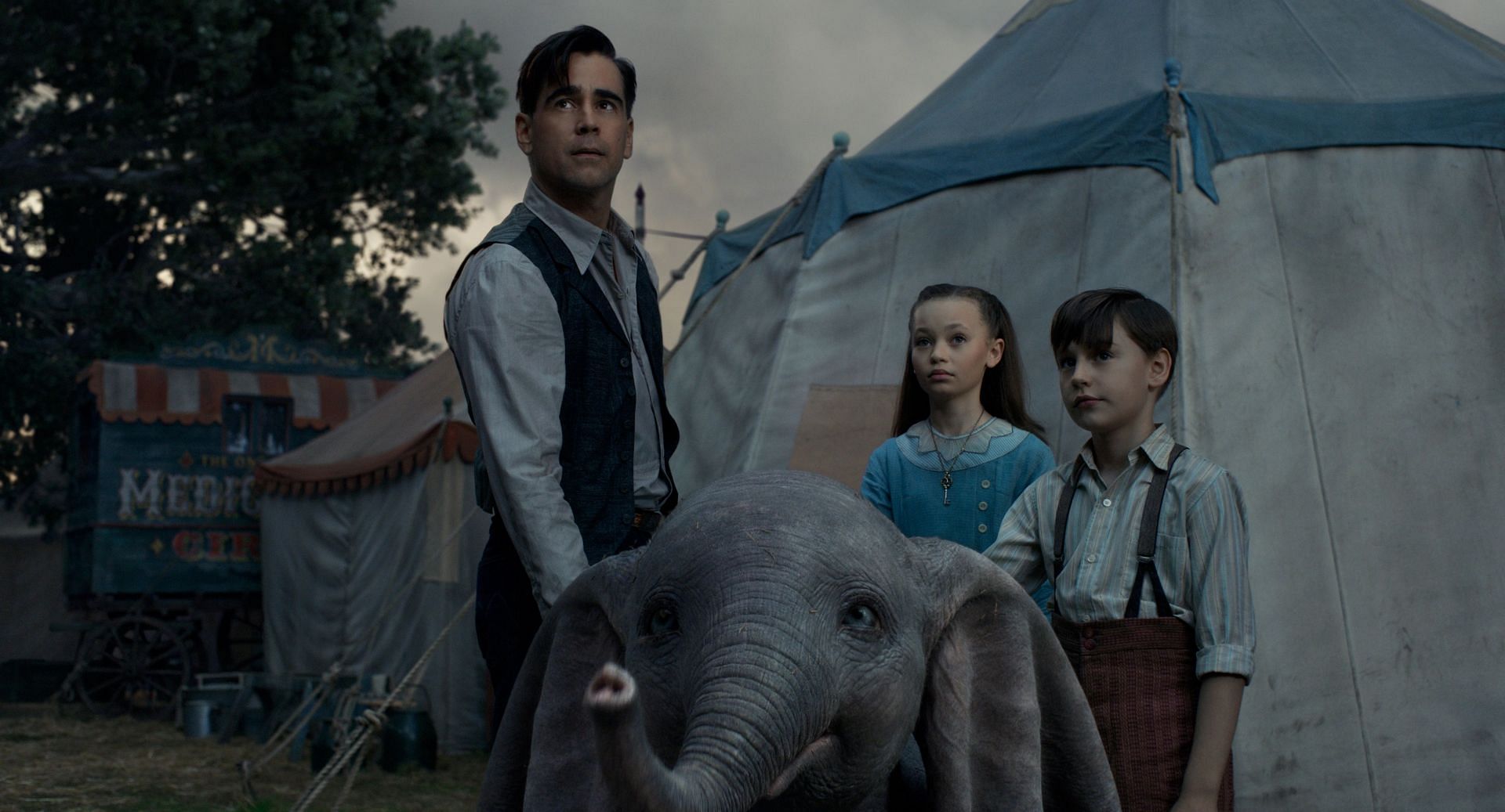 Colin Farrell with the elephant and his children (Image via Disney)