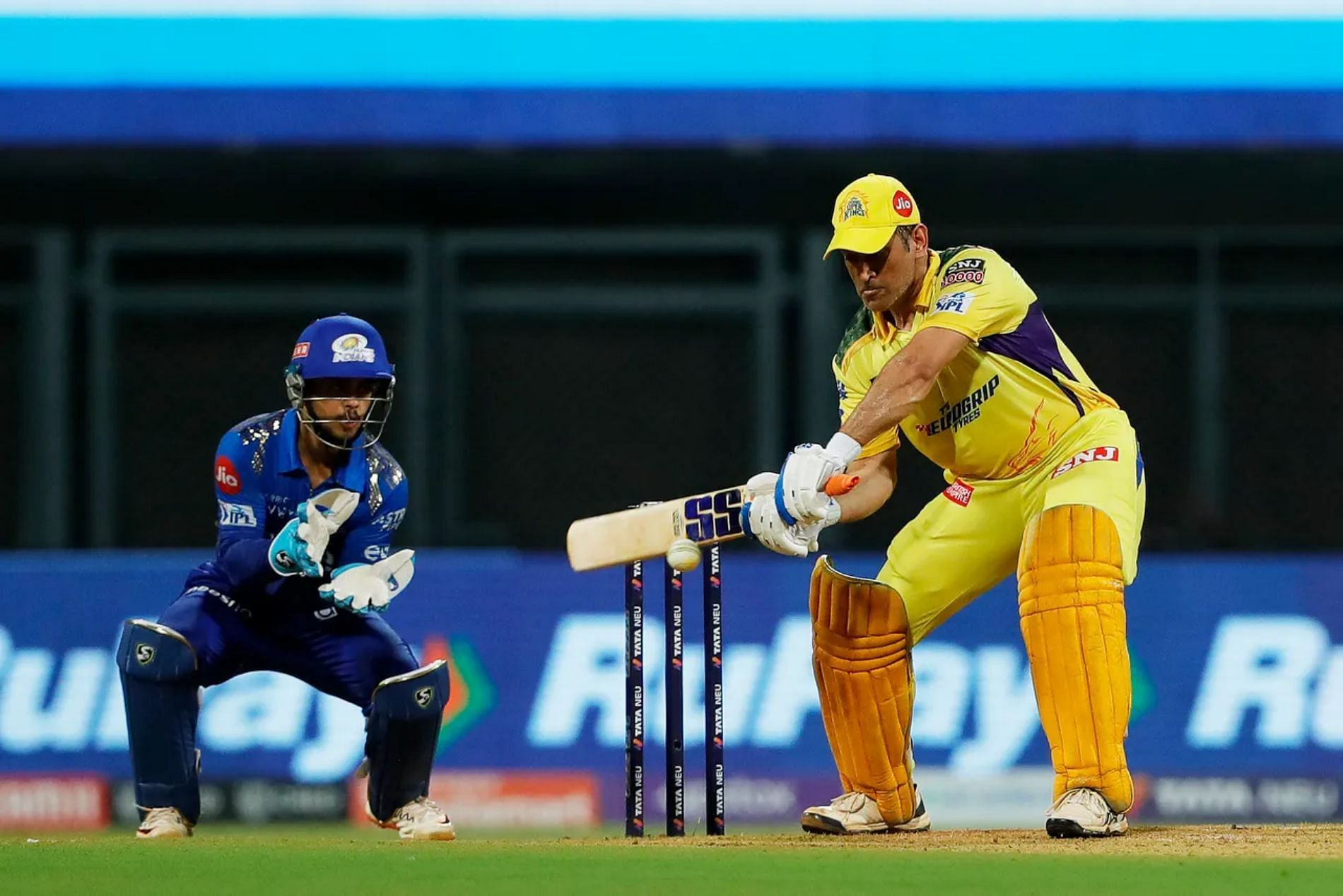 MS Dhoni played a lone hand for CSK. Pic: IPLT20.COM