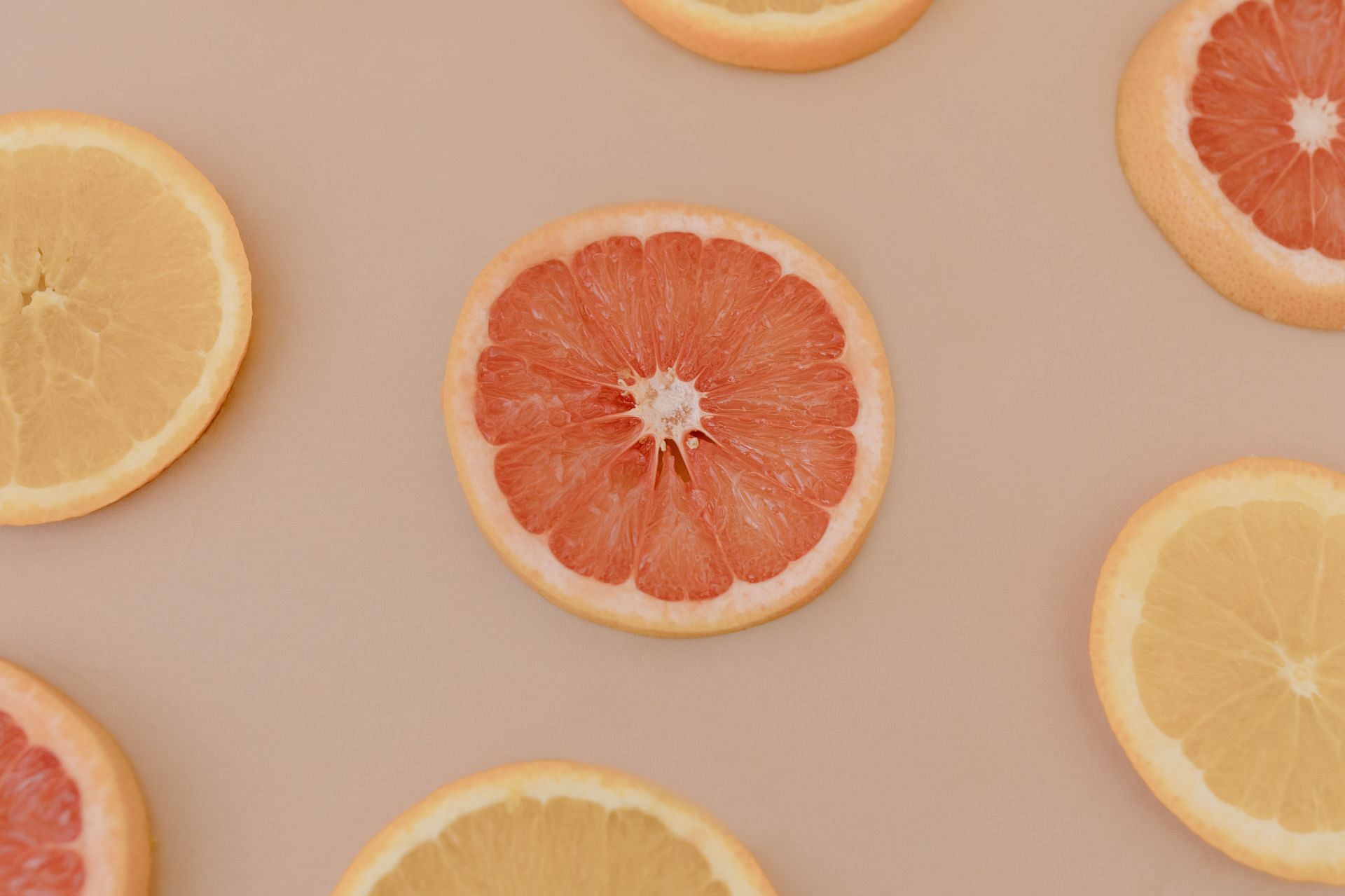 Citrus food are rich in anti-oxidant. (Image via Pexels / Tara Winstead)