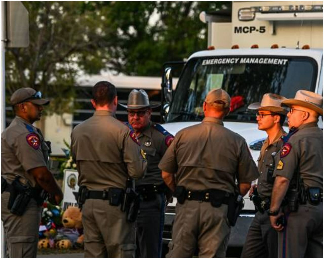 Texas police seen outside Robb Elementary School (Image via Getty)