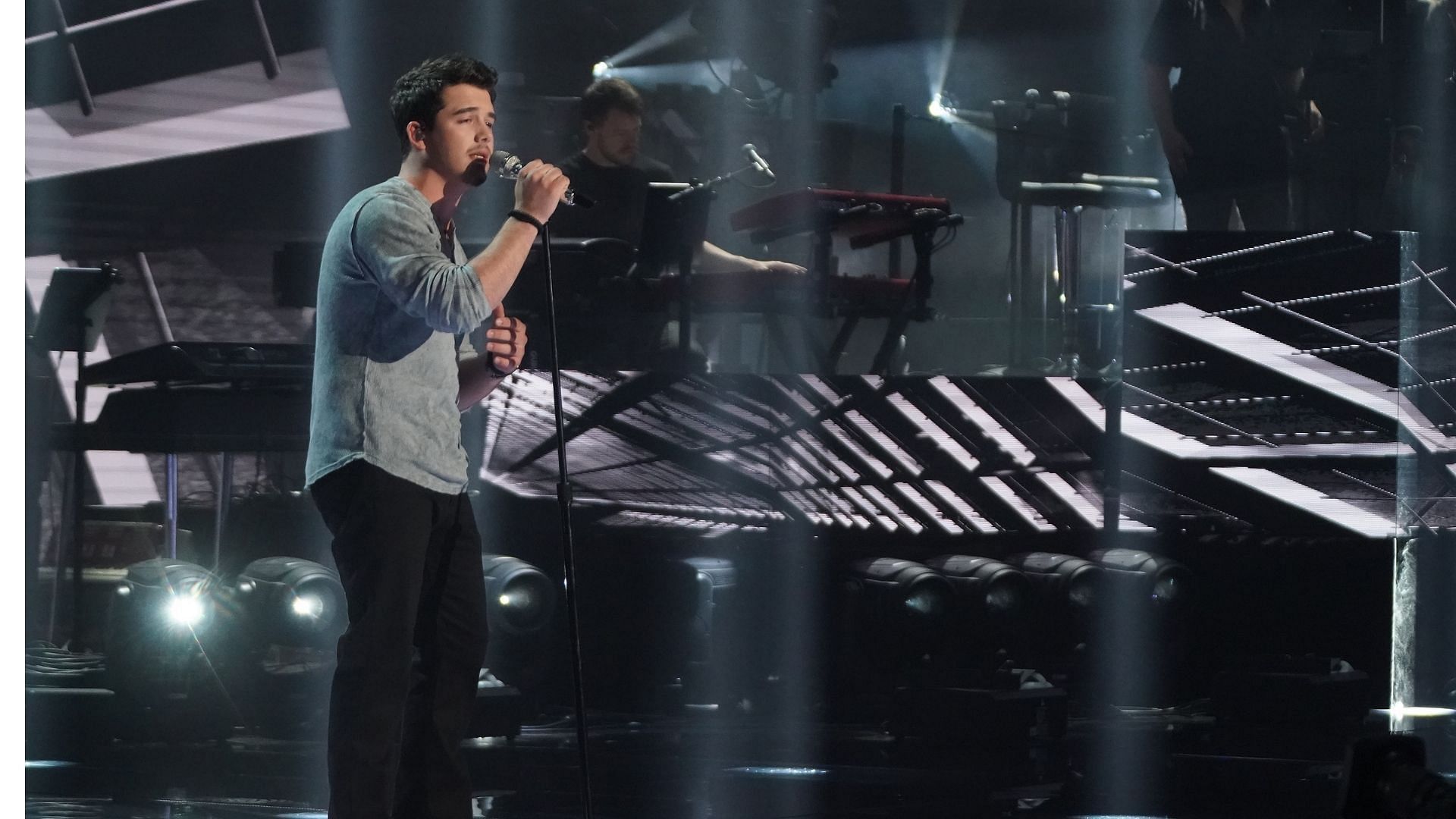 Noah Thompson fails to strike a chord with fans on American Idol (Image via Eric McCandless/ABC)
