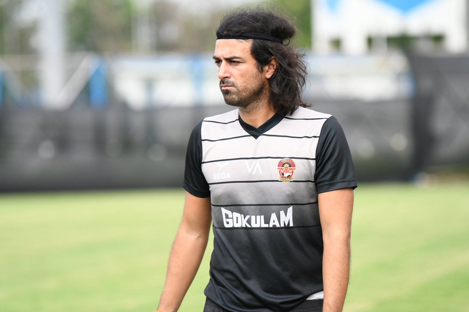 Gokulam Kerala FC head coach Vincenzo Alberto Annese looking on as his players train. (Image Courtesy: Twitter/GokulamKeralaFC)