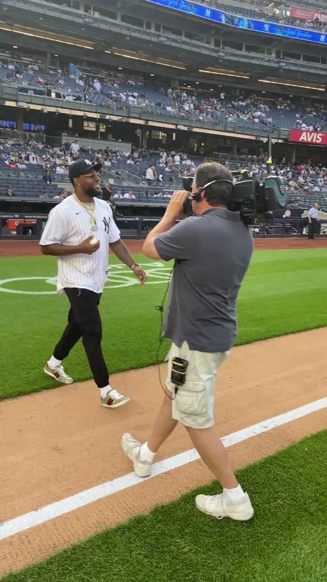 Giants rookie Kayvon Thibodeaux tosses first pitch at Yankees game