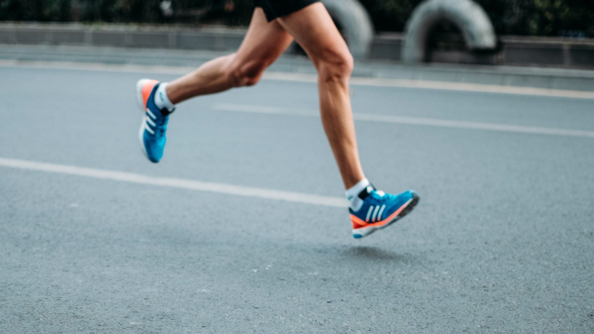 Do dorsiflexed ankles allow for better running? Image via Unsplash/Sporlab