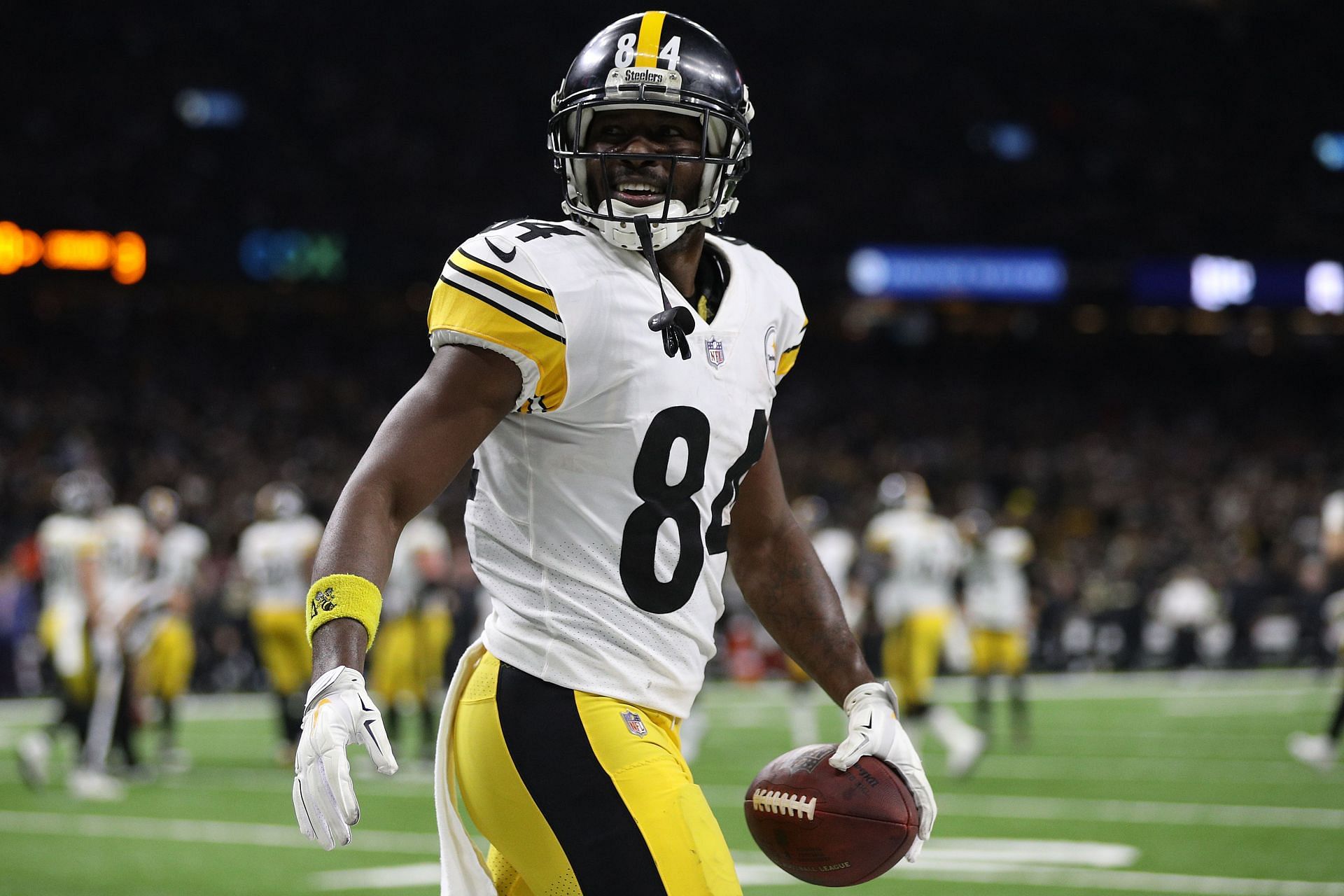 Embattled receiver Antonio Brown hints interest in returning to Steelers