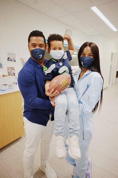 Seattle Seahawks quarterback Russell Wilson visits sick kids at children's  hospital - ABC7 San Francisco