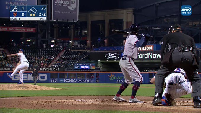 Umpire Chad Fairchild misses strike three call from Chris Bassitt;  Apologizes between innings