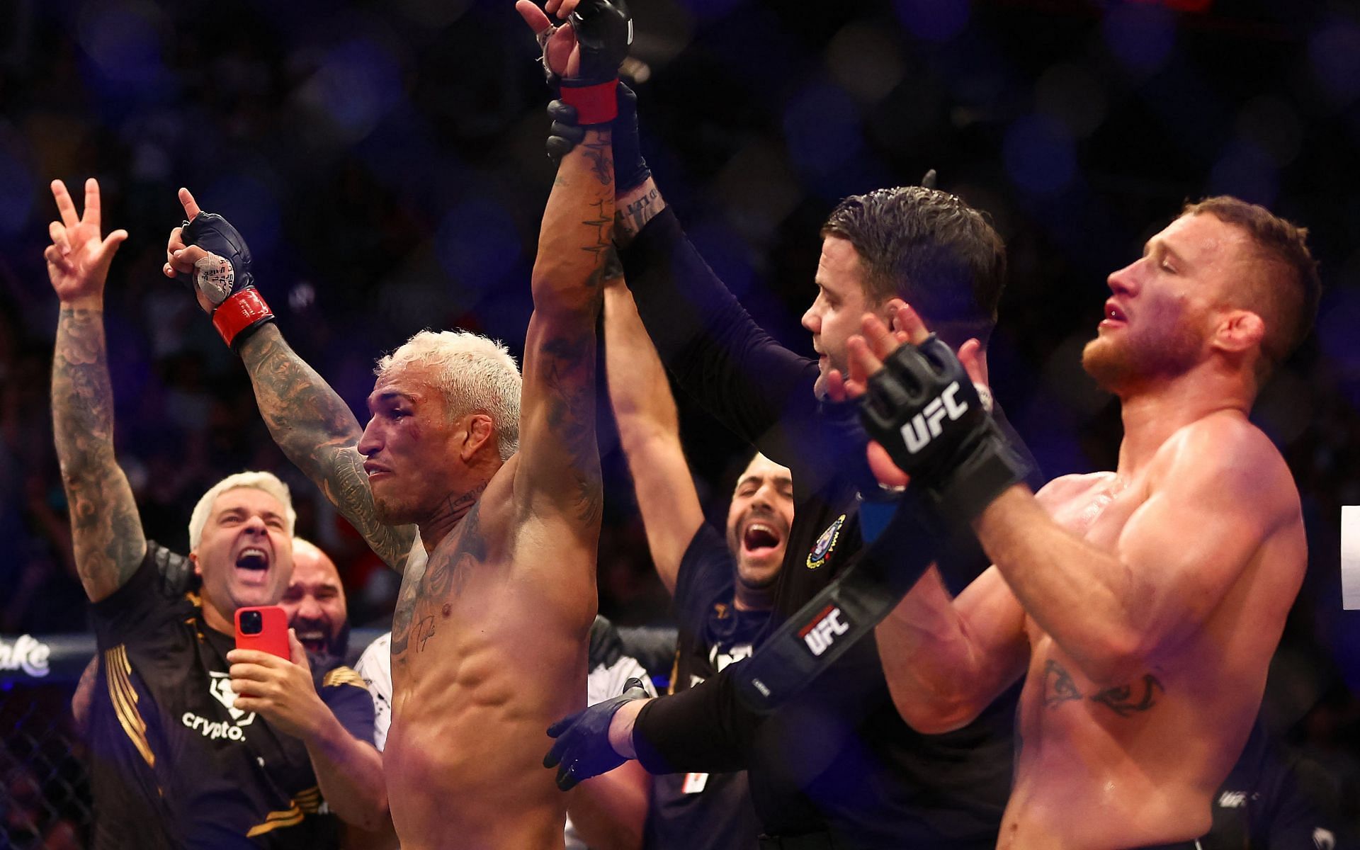 Despite vacating his lightweight title, Charles Oliveira was definitely last night&#039;s biggest winner