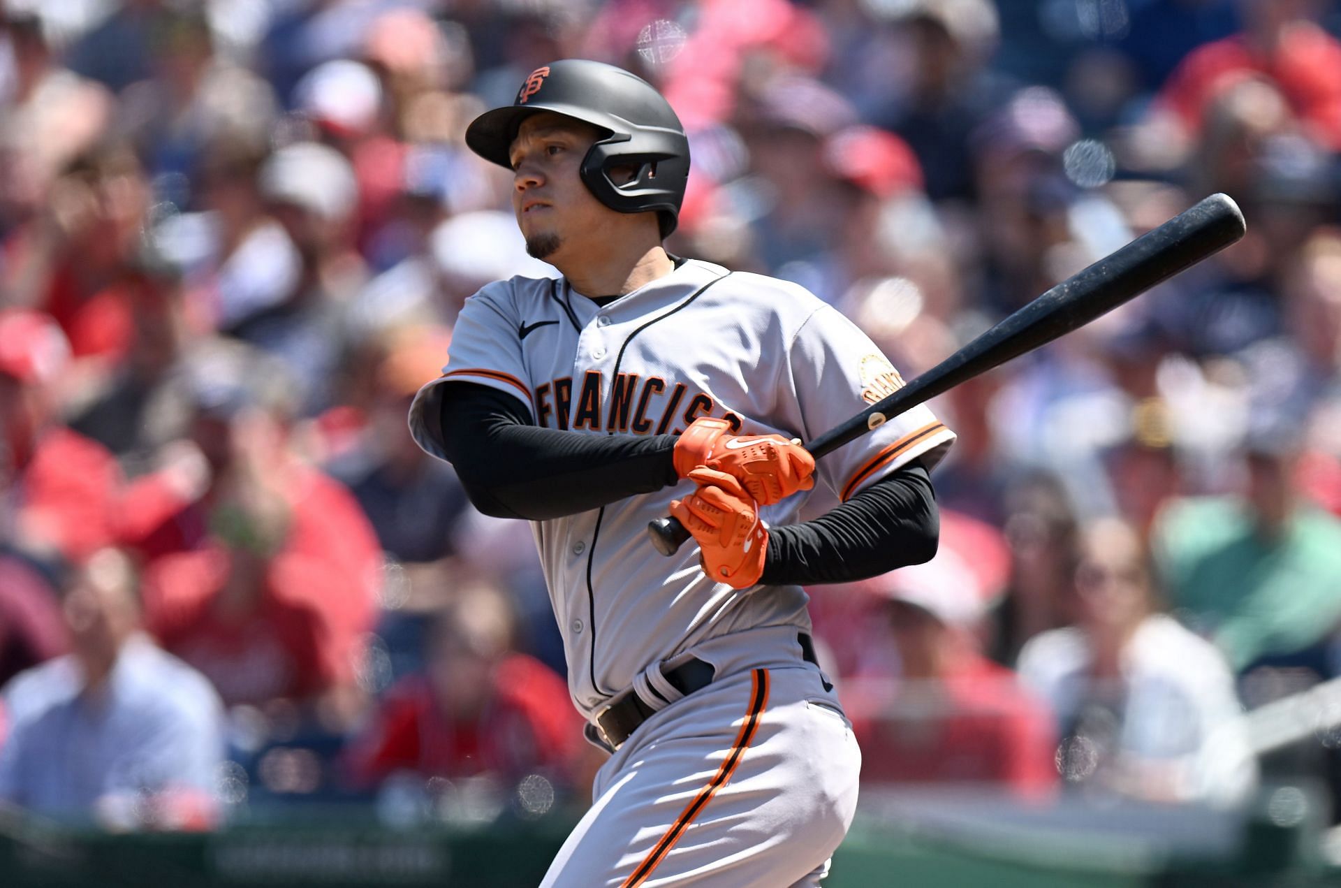 Why does Wilmer Flores have a different colored belt from everyone? :  r/SFGiants