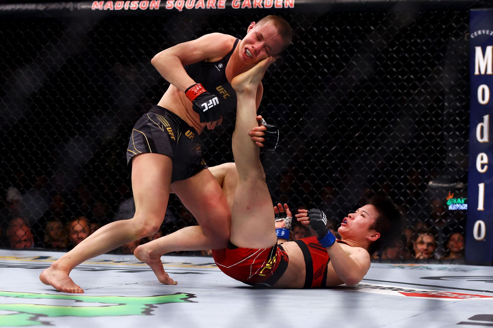 UFC 268: Namajunas taking Zhang down.