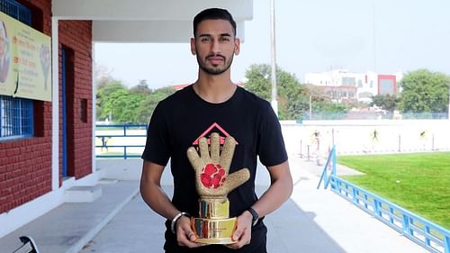 Prabhsukhan Singh Gill with the Golden Glove trophy. (Image Courtesy: Twitter/SukhanGill01)