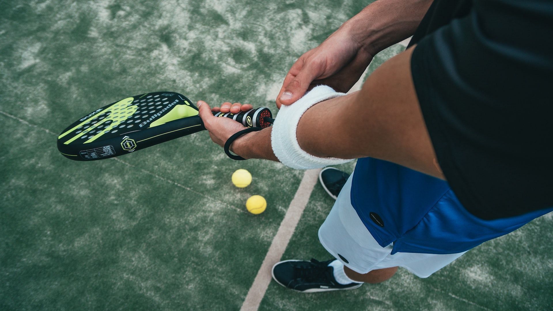 All about tennis elbow (Image via Pexels/Oliver Sjostrom)