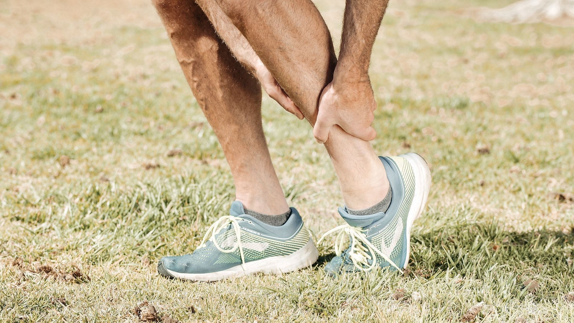 Guide to ankle warm-up exercises. (Image via Pexels/Photo by Kindel Media)