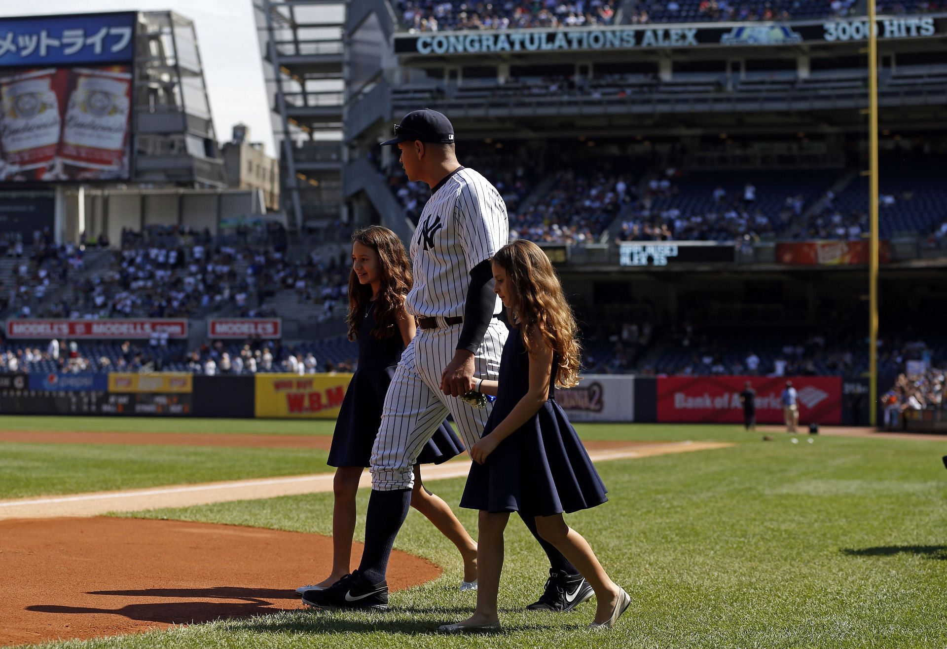 Alex Rodriguez with his daughters