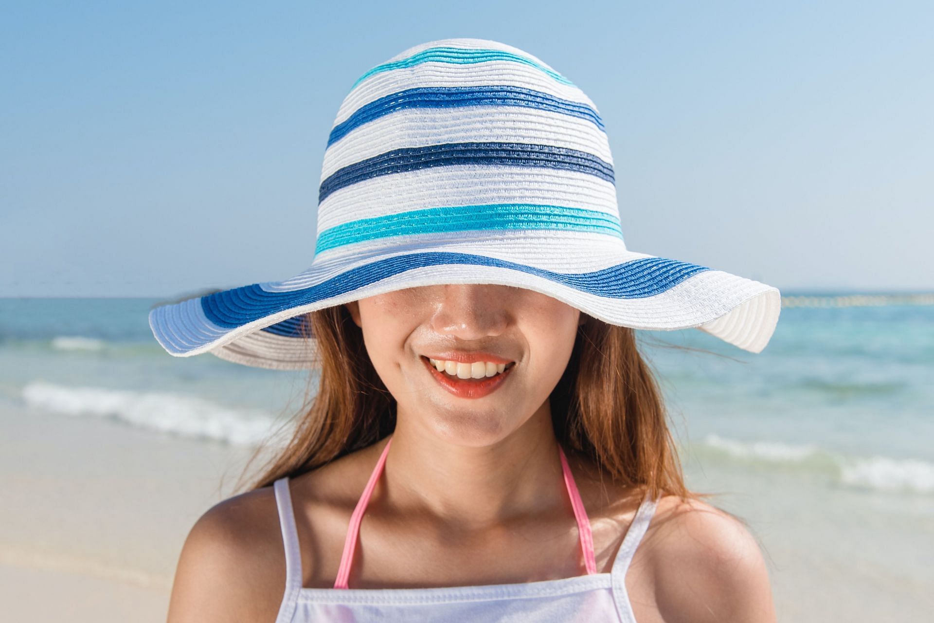 Don&#039;t miss out on the sunscreen and hat to protect yourself from the UV rays. (Image via Pexels / Tirachard Kumtanom)