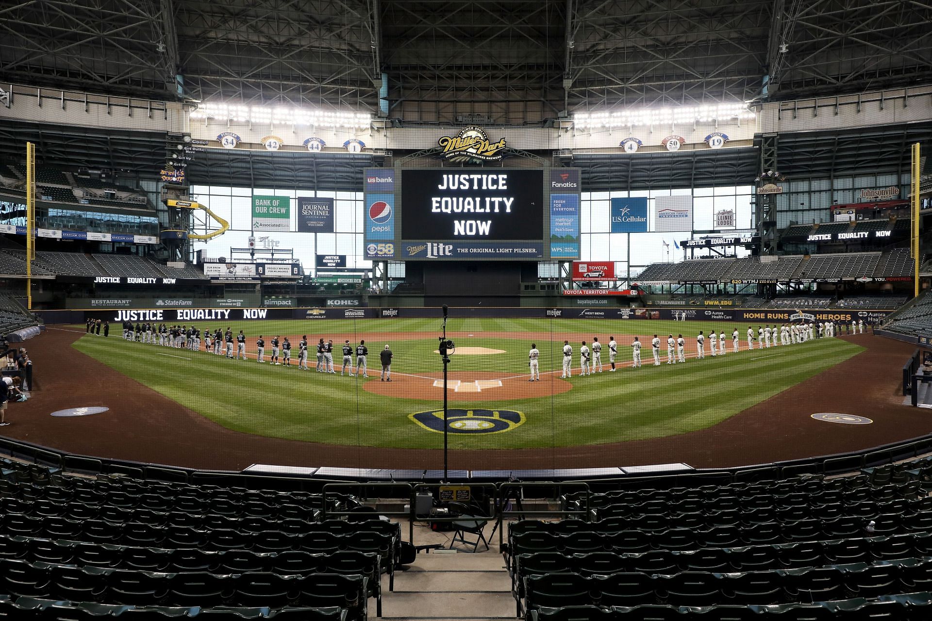 Chicago White Sox v Milwaukee Brewers