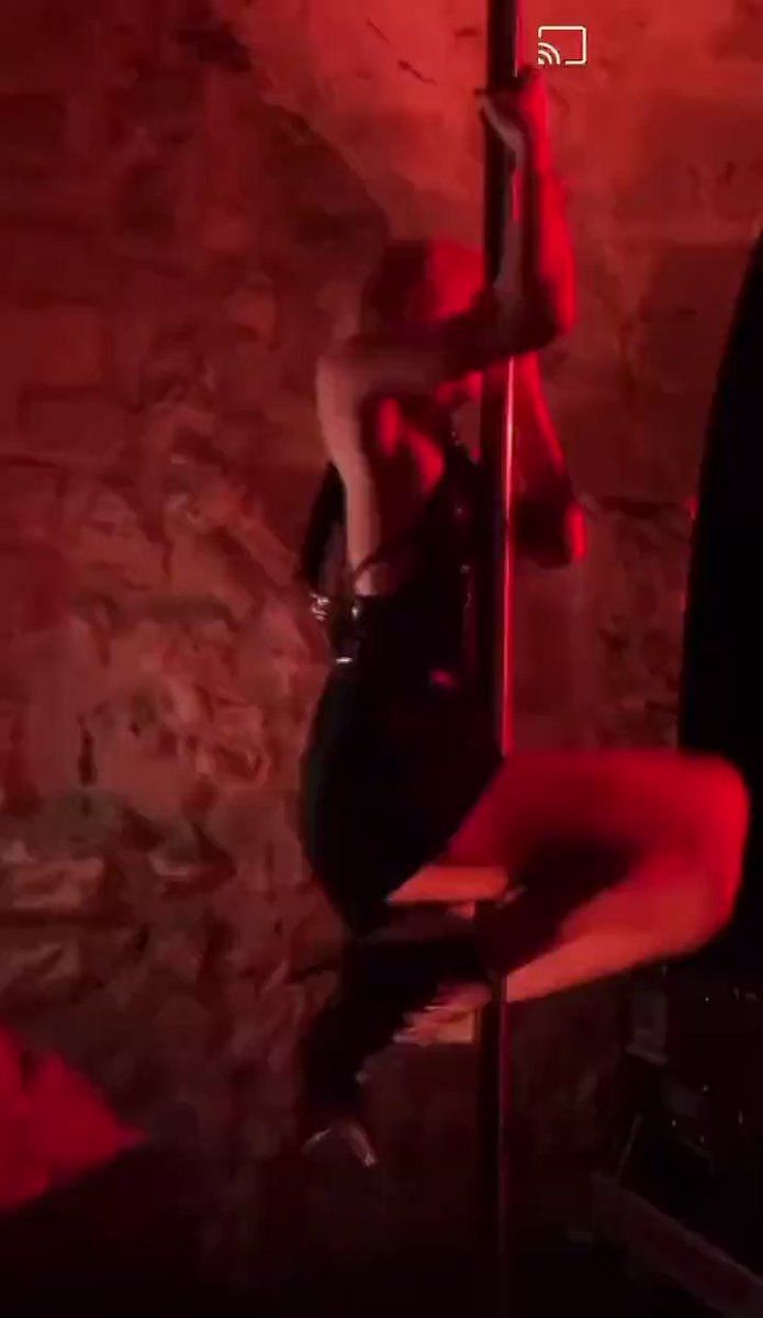 BTS's V And BLACKPINK's Lisa Have A Blast Trying Pole Dance At The CELINE  After-Party - Koreaboo