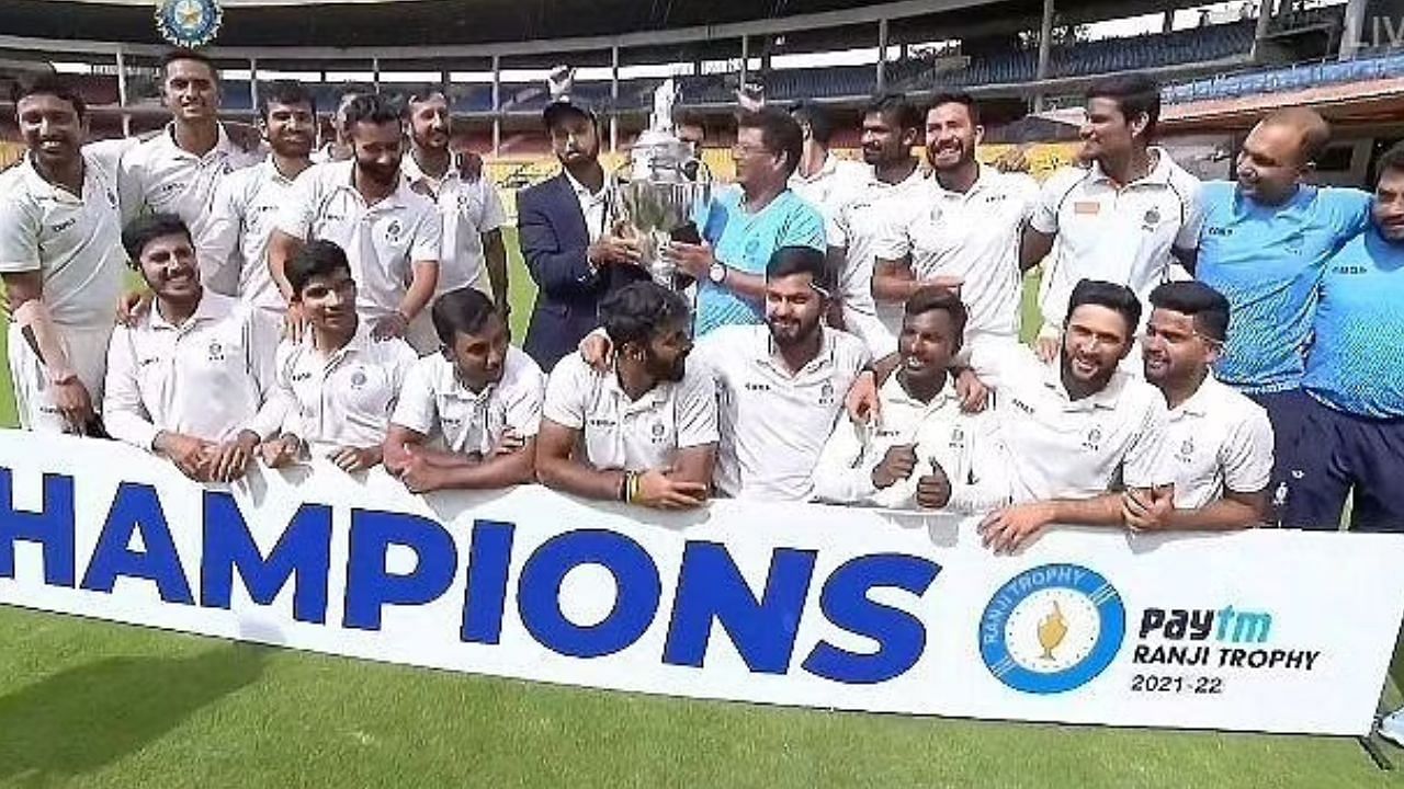 रणजी ट्रॉफी के साथ मध्य प्रदेश के खिलाड़ी ( Pic Credit - Screenshot BCCI)