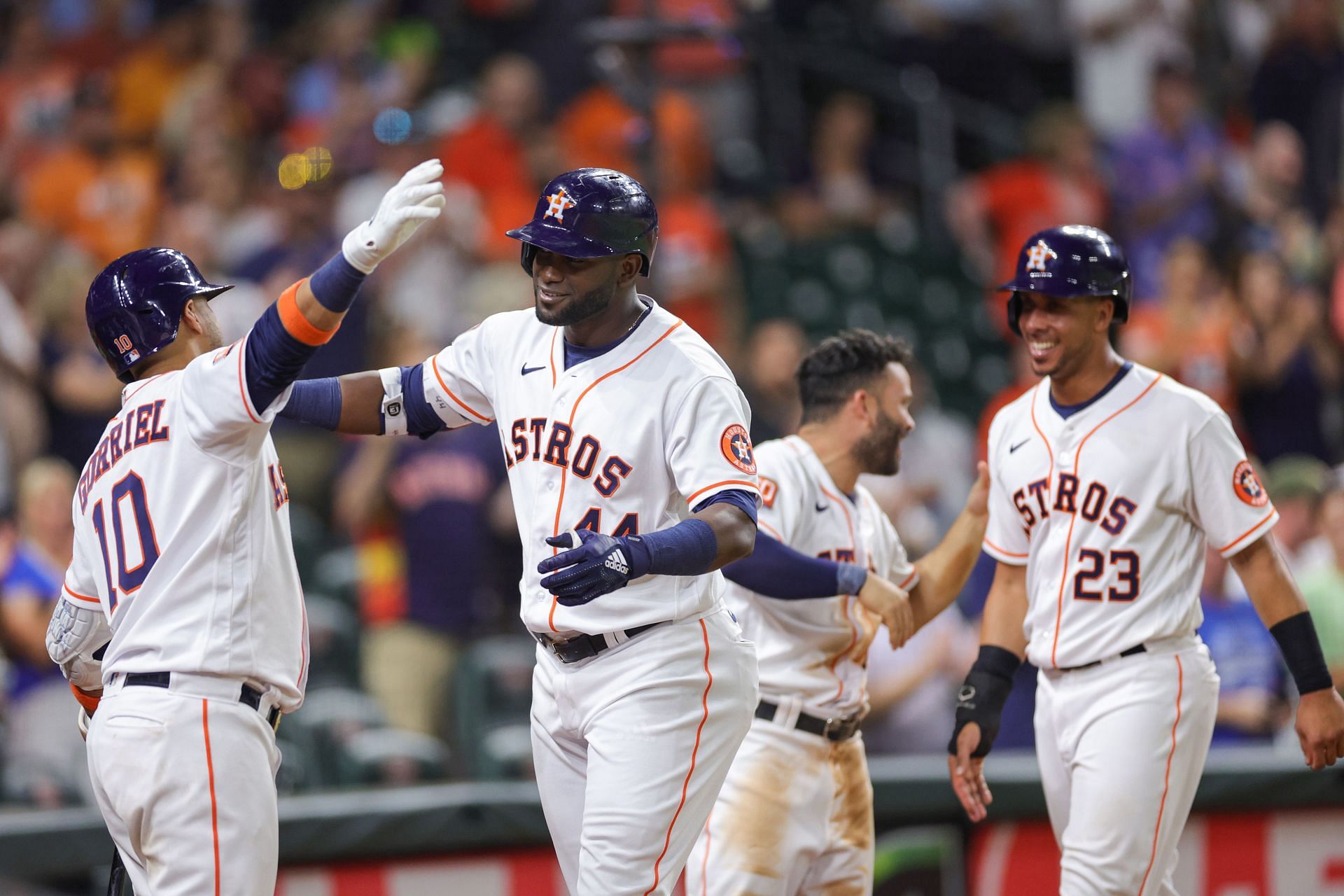 Astros perform hilarious, coordinated staredown as if baseball isn