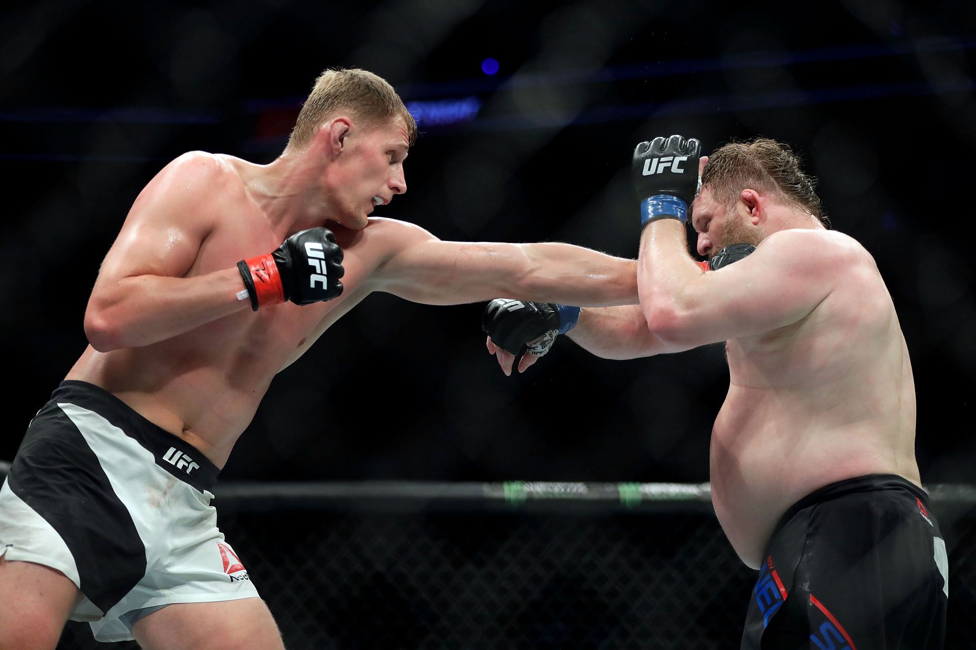 Alexander Volkov jabbing Roy Nelson