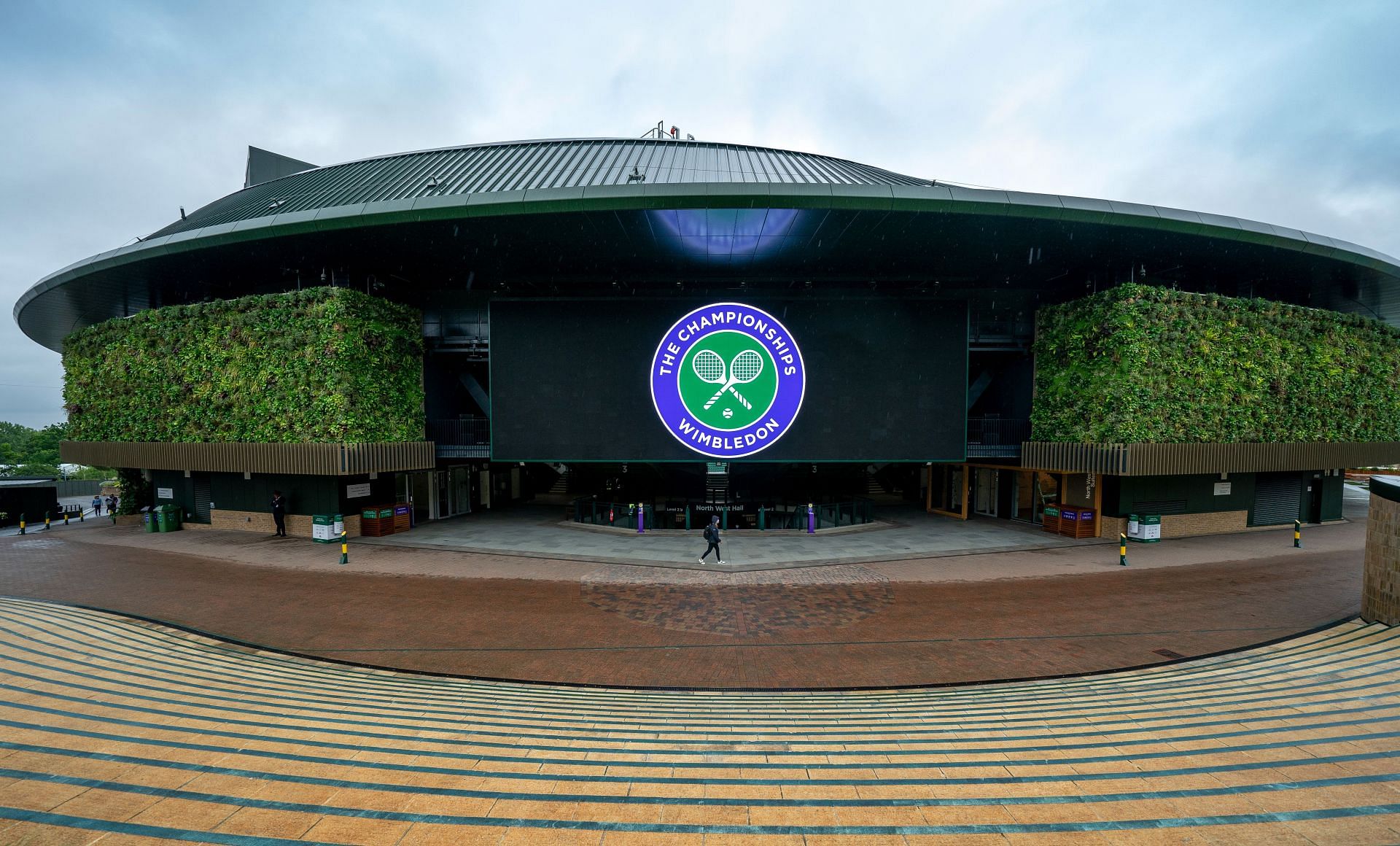 The stage is set for the top pros to battle it out at the 2022 Wimbledon Championships