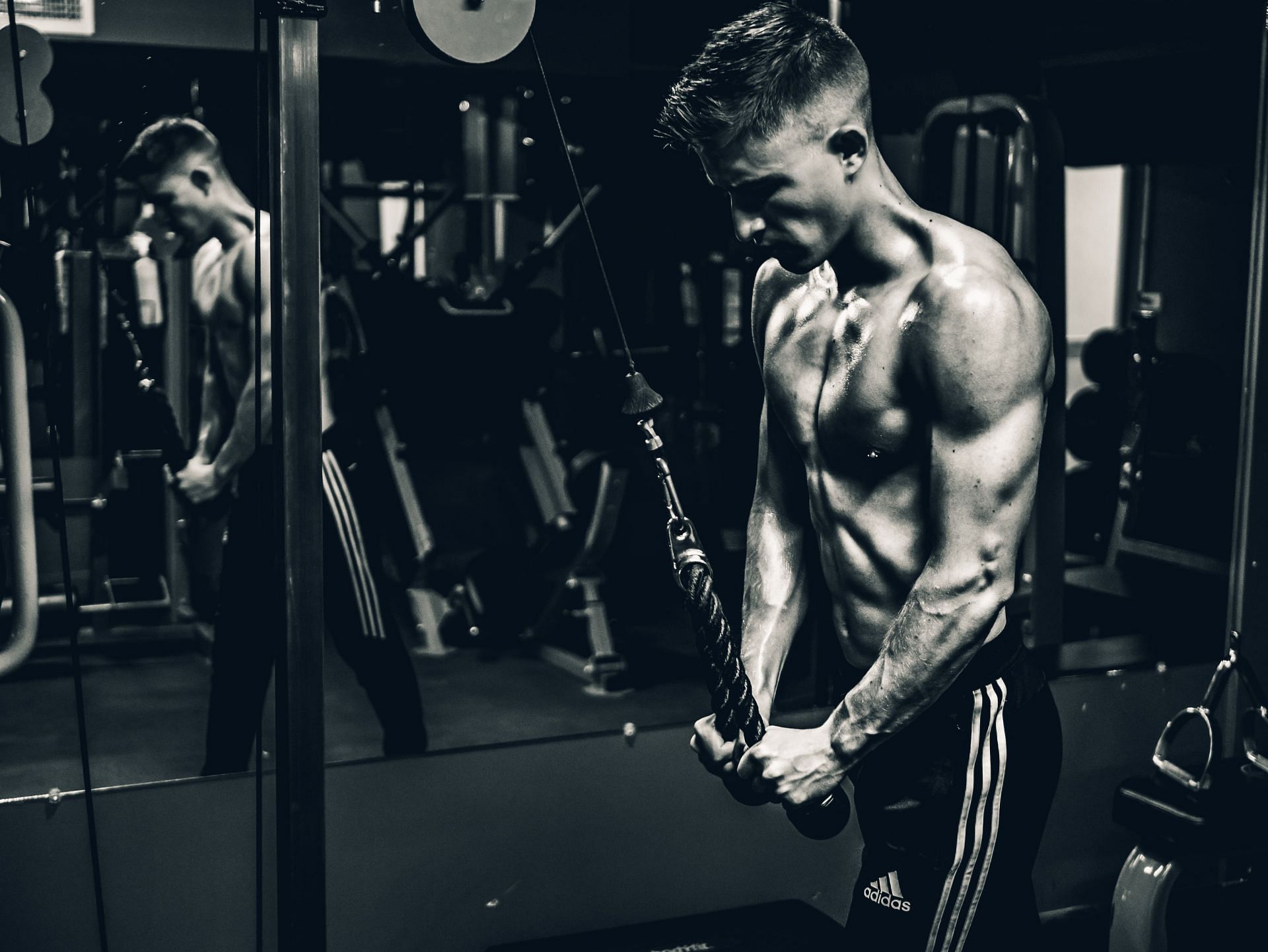 Front pulldown machine helps in building shoulder and arm strength. (Image via Unsplash / Daniel Apodaca)