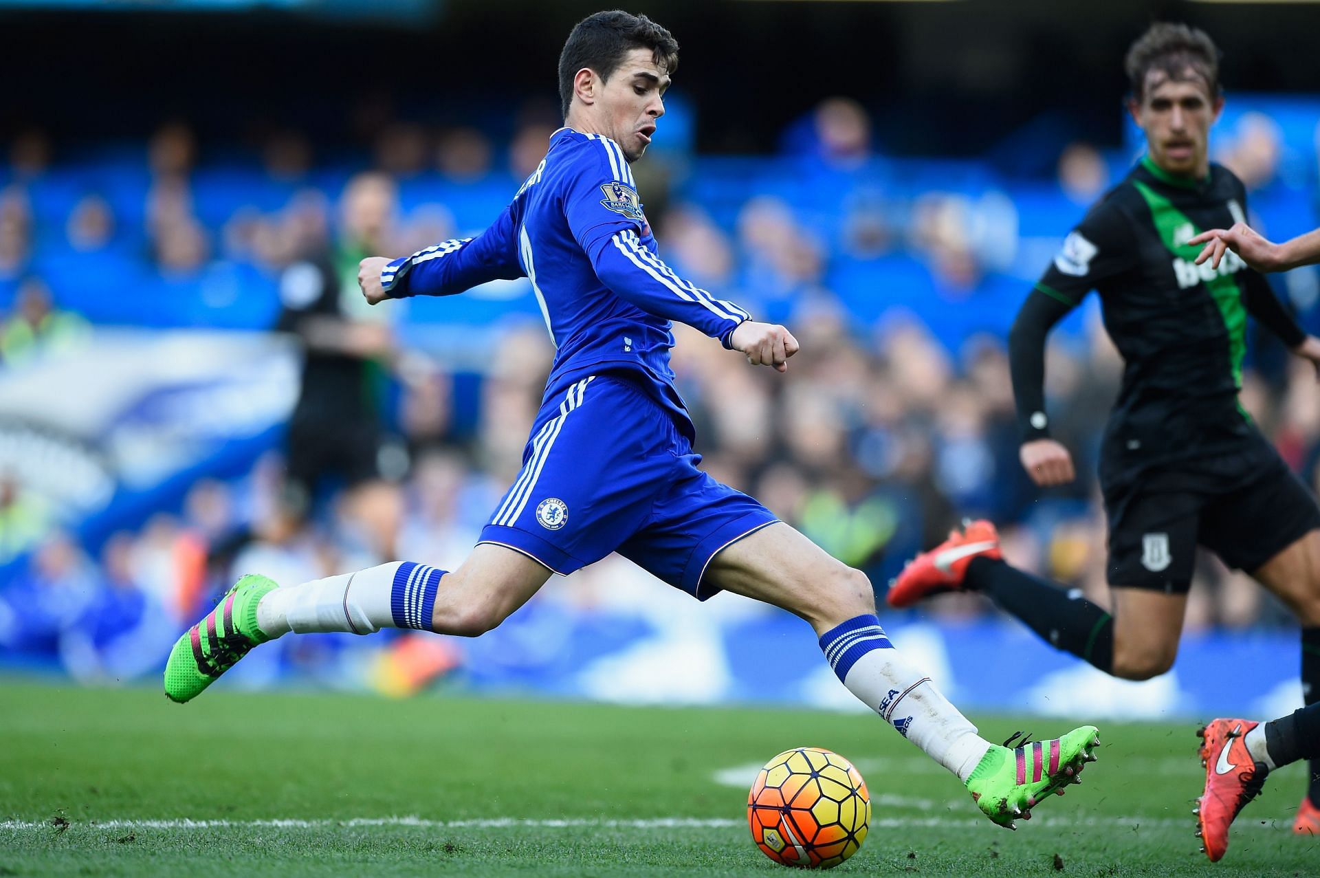 Oscar gives Dider Drogba Chelsea's No 11 shirt for new Premier