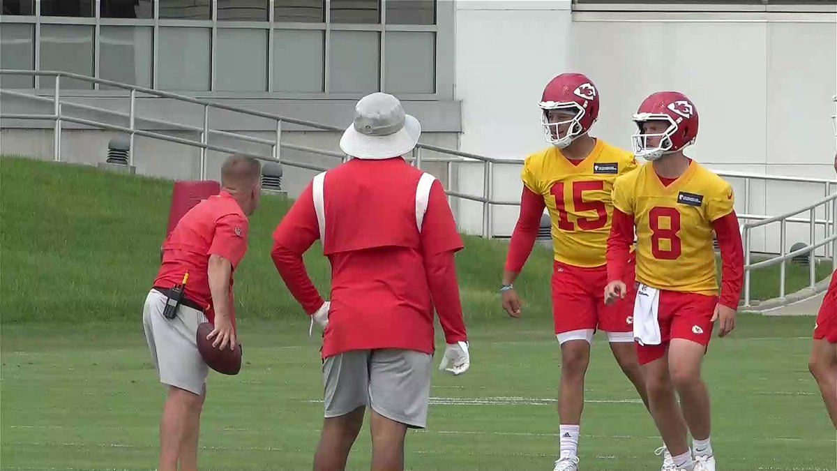 If He Tried That on Patrick Mahomes”: Fans Go Wild After Roman