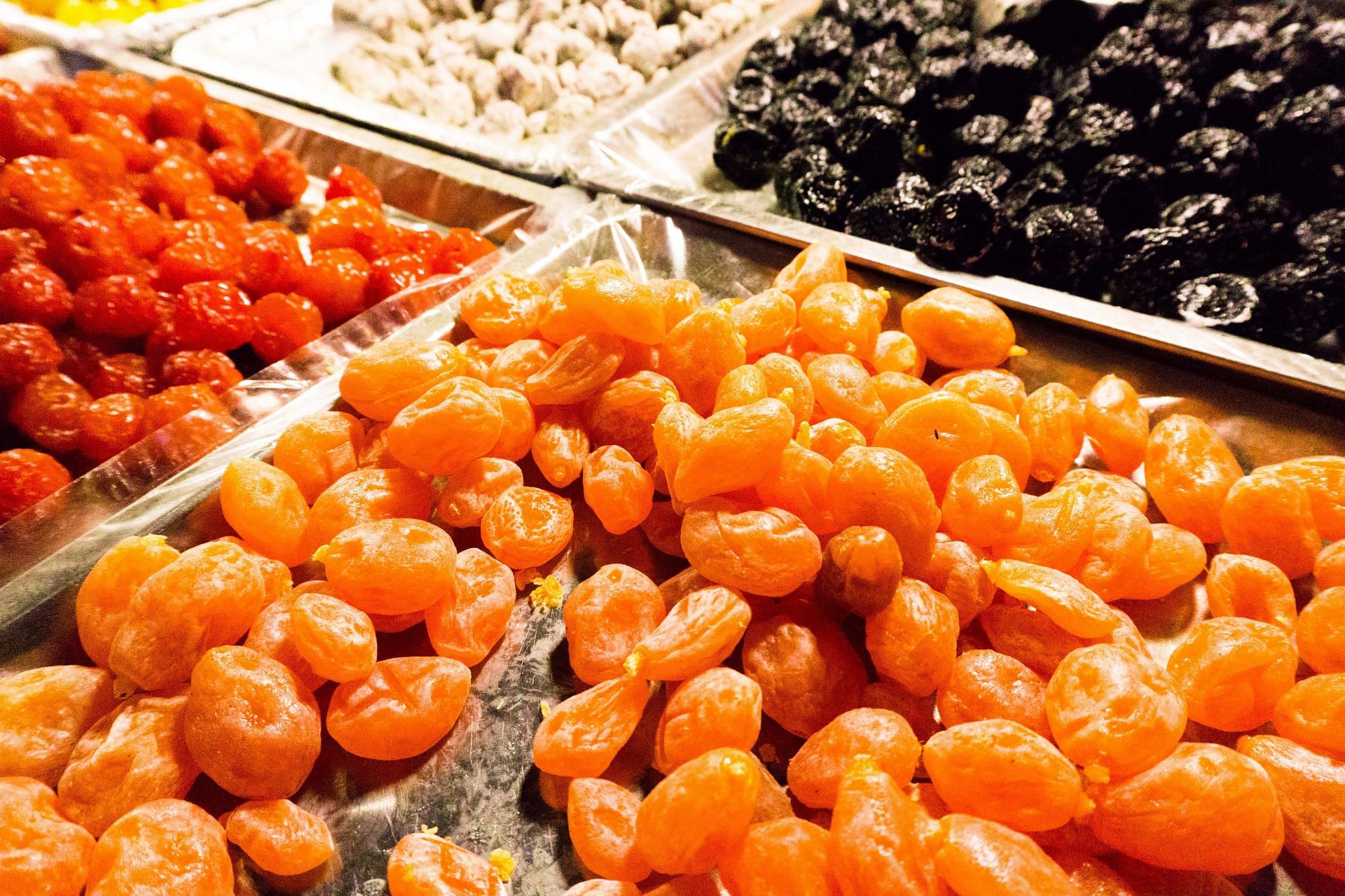 Raisins and apricots are a natural and yummy source of K (Image from Pexels @Leohoho)