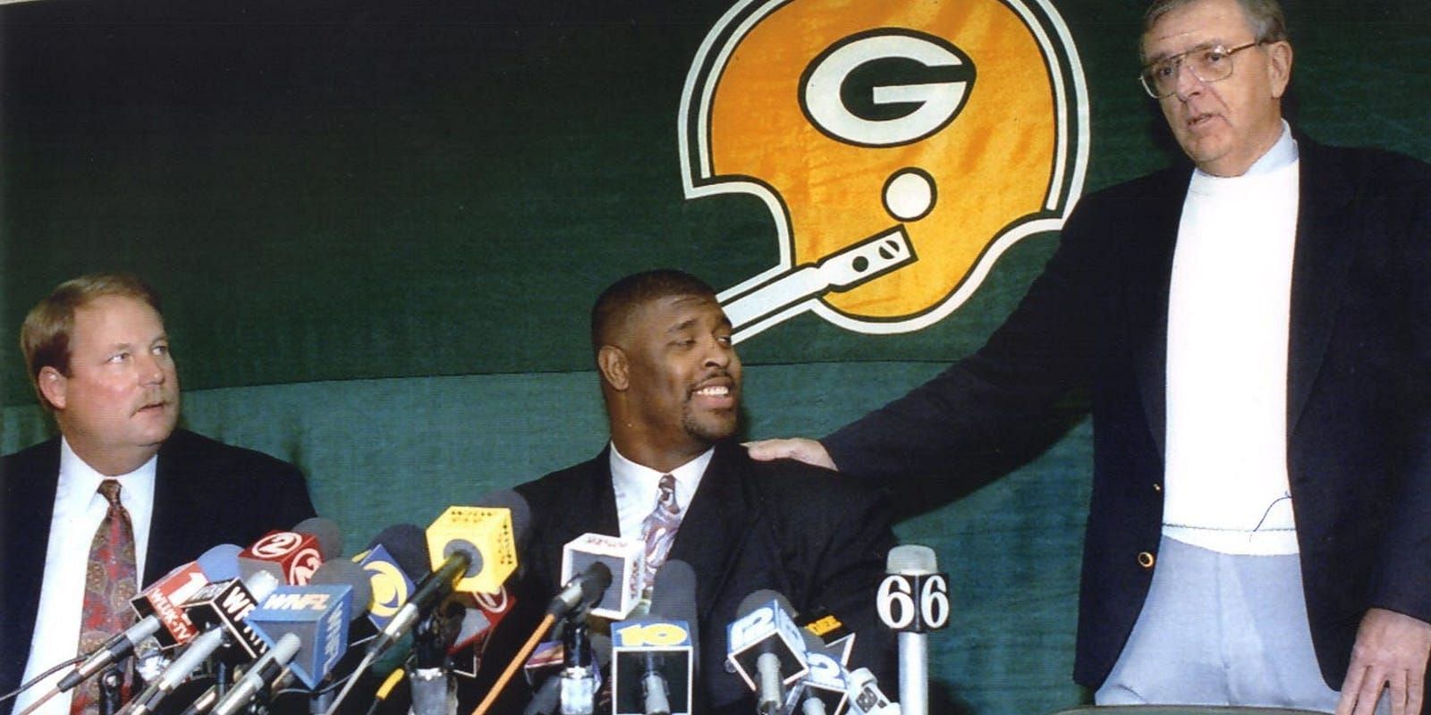 Reggie White signed a four-year deal with Green Bay Packers in 1993 | Image: Twitter