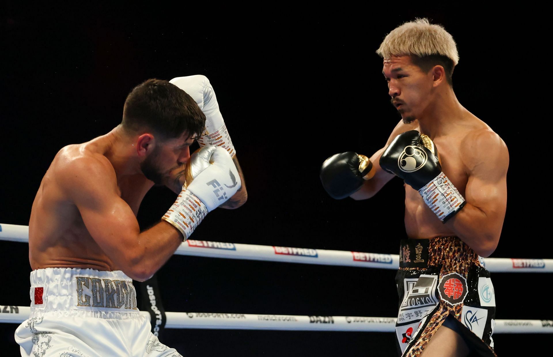  Joe Cordina (left) KO&#039;s Kenichi Ogawa (right) in round 2