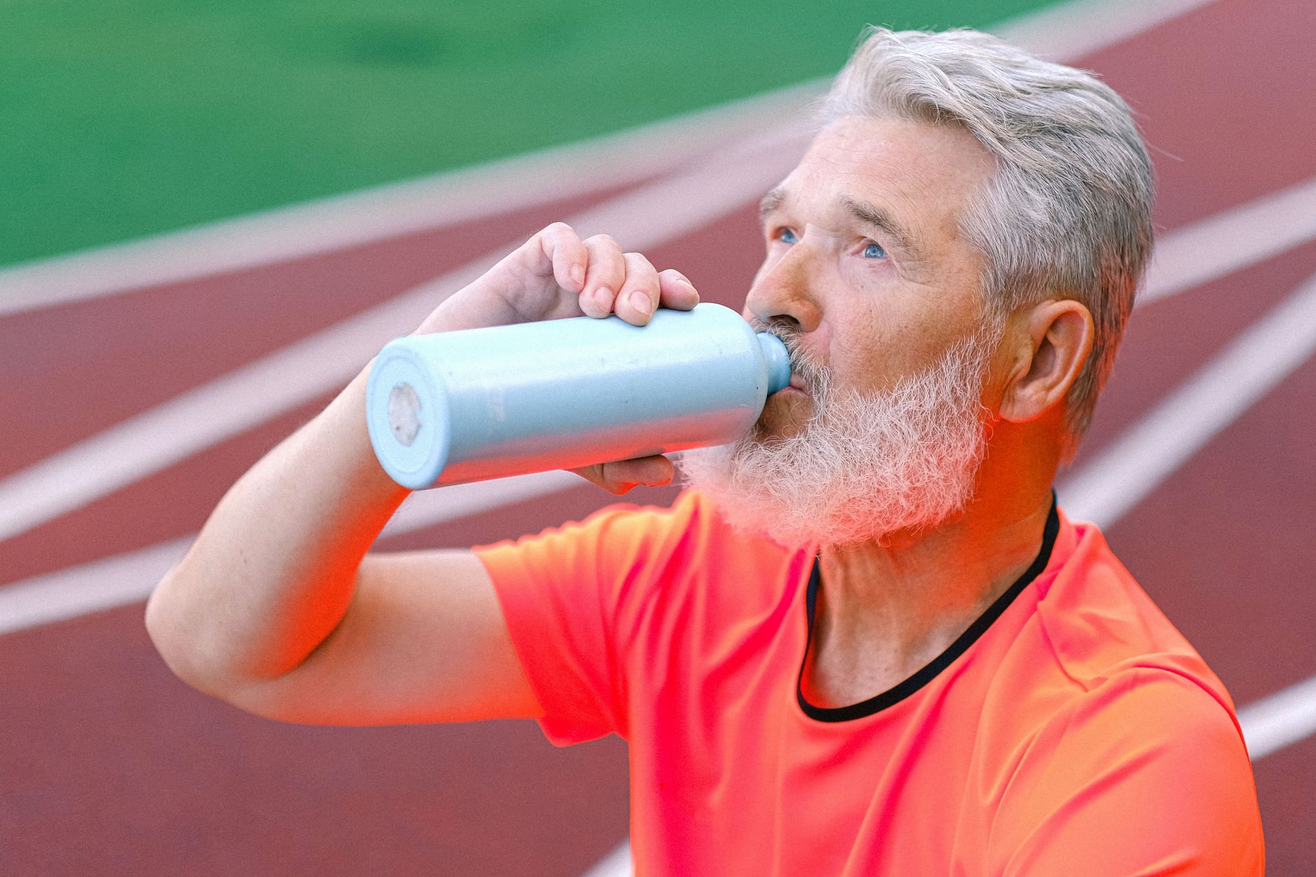 Keep yourself hydrated during the long runs. (Image via Pexels / Anna Shvets)