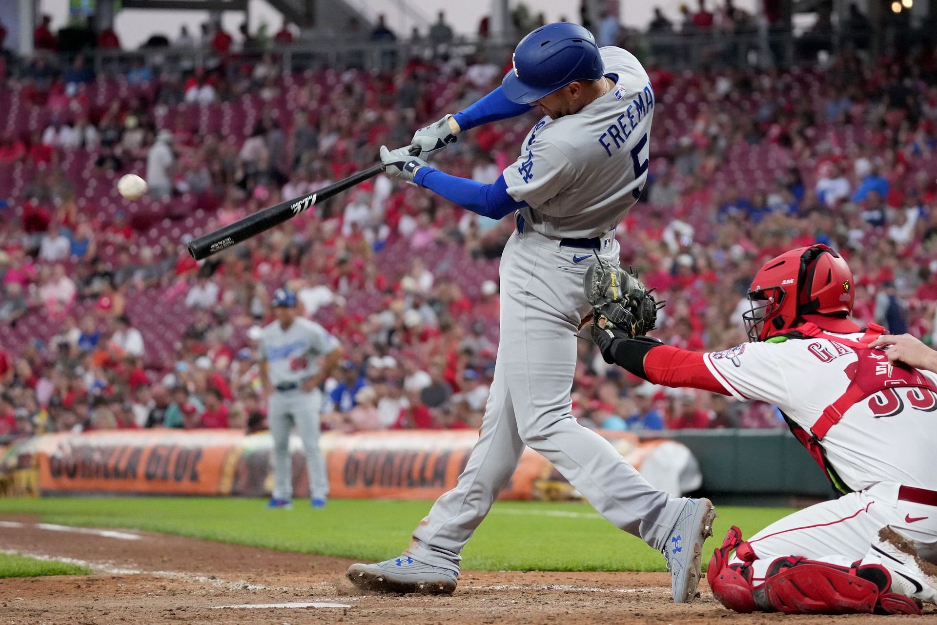 Freddie Freeman crushes a home run agains the Cincinnati Reds.