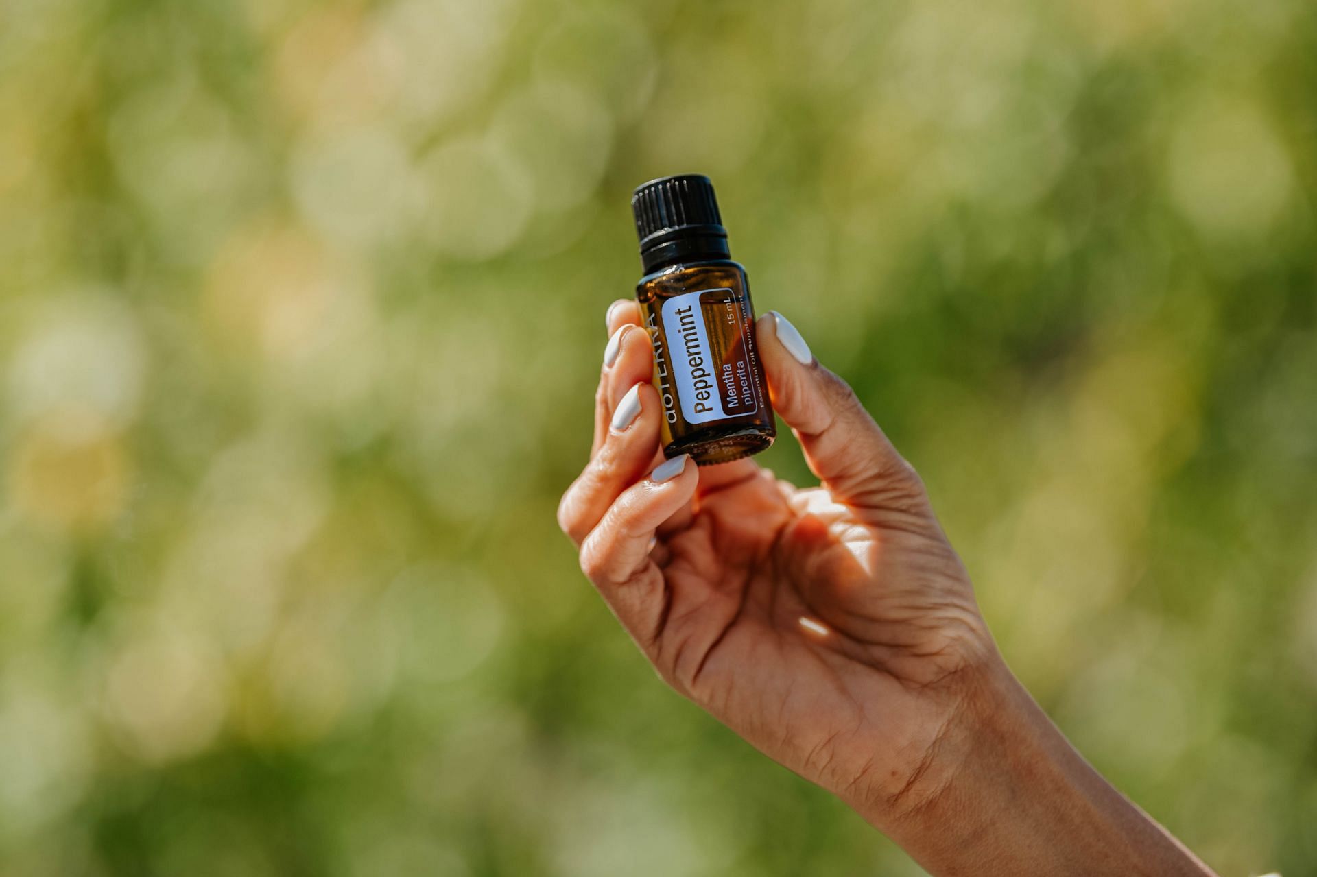 Peppermint aromatherapy works wonders in relieving nausea (Image via Pexels @Doterra International)