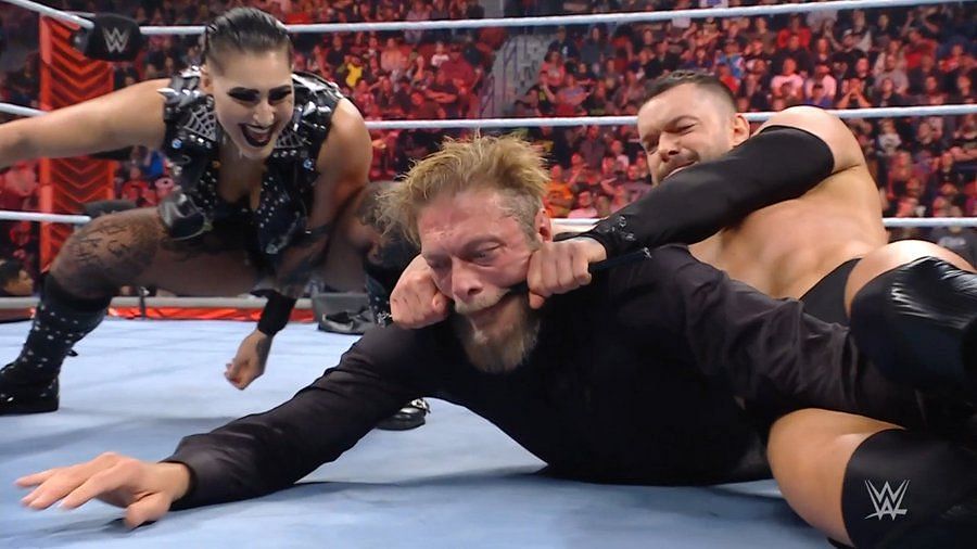 ऐज पर इस हफ्ते WWE Raw में बड़ा हमला हुआ था