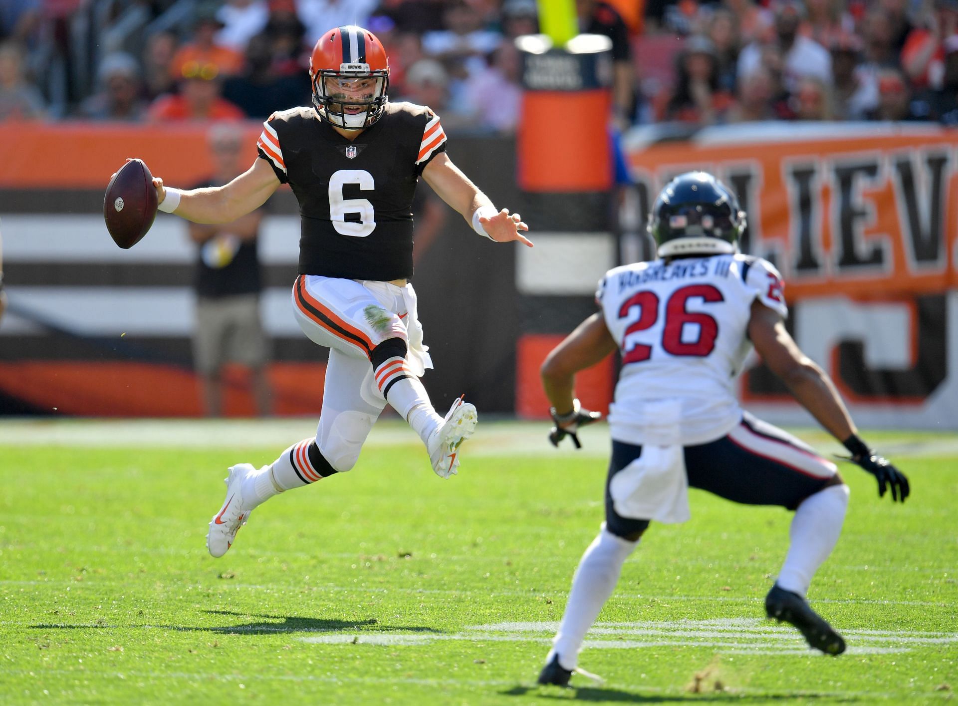 Cleveland Browns quarterback Baker Mayfield pulls back to throw on the run