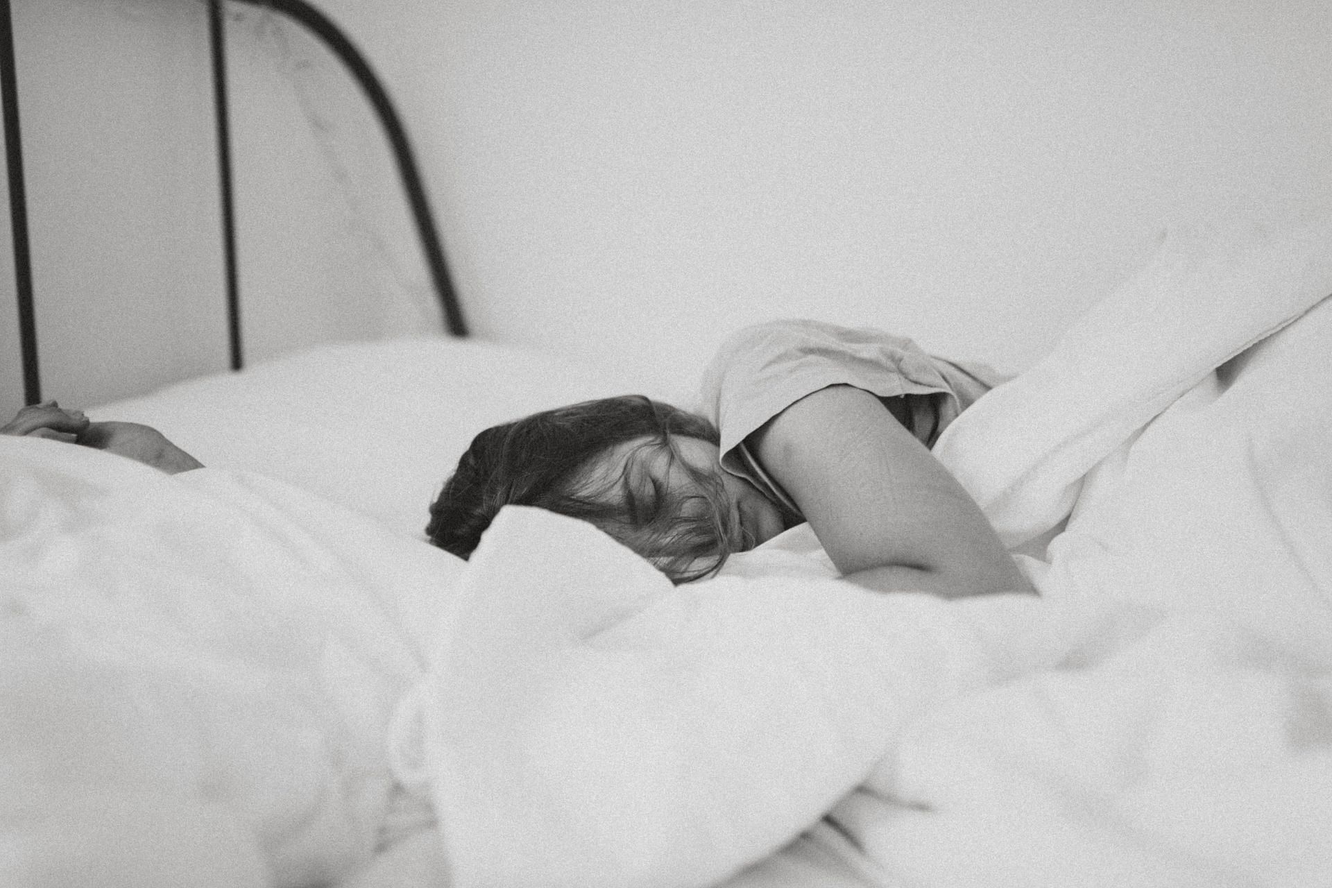 Move no further than your bed to burn calories. (Image via unsplash/Kinga Cichewicz)