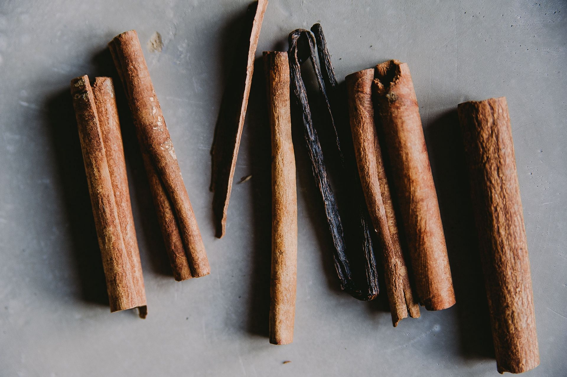Cinnamon helps relieve nausea during menstruation. Brew it into your tea to keep feelings of sickness at bay (Image via Pexels @Daria Shevtsova)